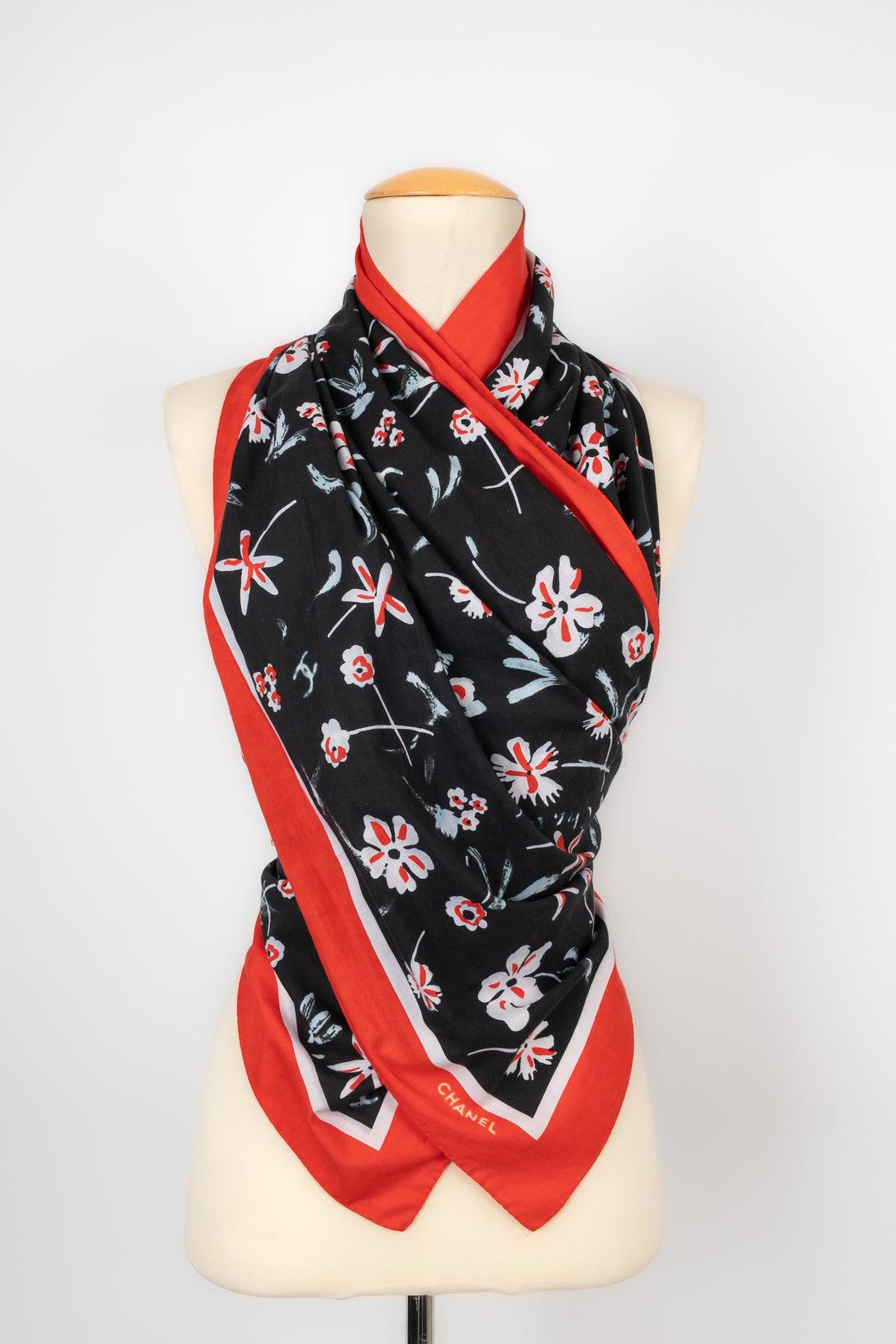 Chanel - (Made in Italy) Foulard in cotone. Da segnalare alcuni segni di scolorimento.

Informazioni aggiuntive:
Condizioni: Buone condizioni
Dimensioni: 150 cm x 45 cm

Riferimento del venditore: FFC3