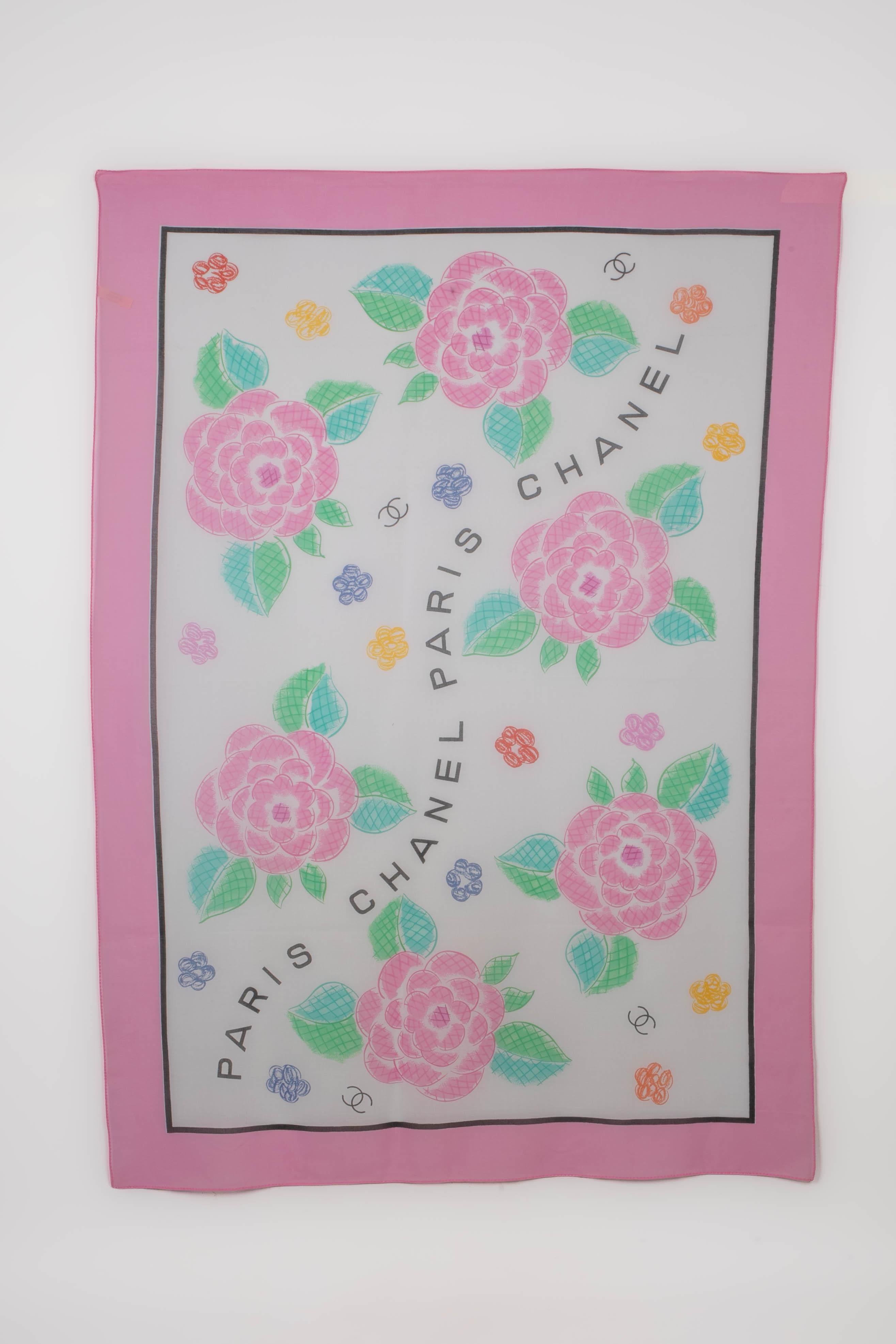 CHANEL - Großes Foulard im Pareo-Stil aus weißer und rosafarbener Baumwolle, bedruckt mit Kamelien.

Bedingung:
Sehr guter Zustand

Abmessungen:
160 cm x 160 cm

SKU:FFC47