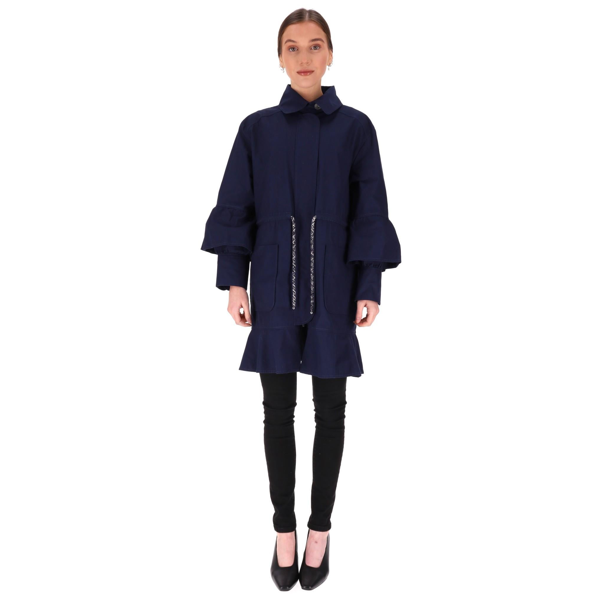 Chanel Cappotto in cotone con coulisse a strati

Cappotto navy realizzato in cotone con un design a strati e dettagli a volant.

Maniche a balze, scollatura con colletto e vita elasticizzata con coulisse con logo 'CC' multi-tweed.

Polsini