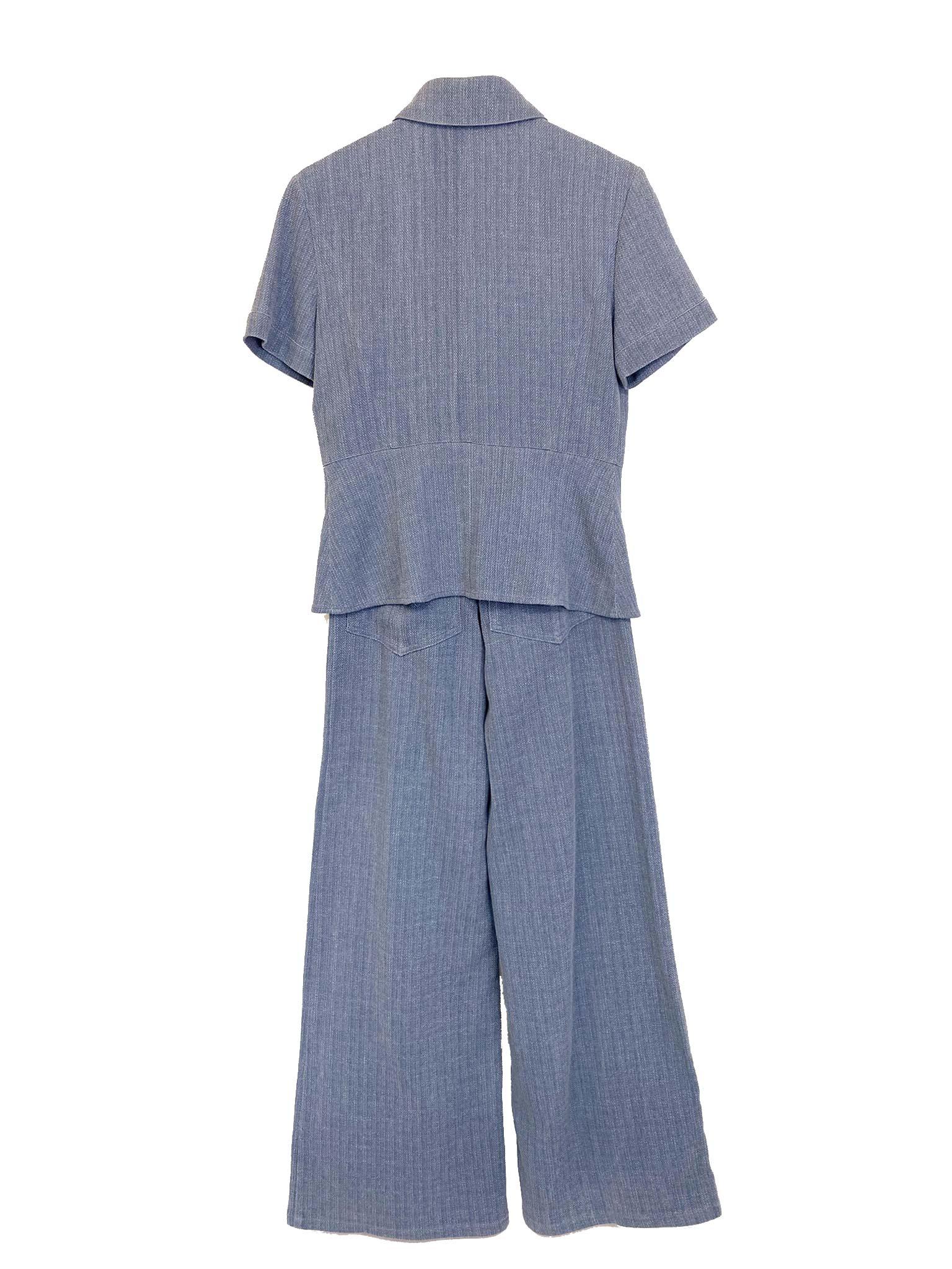 CHANEL Baumwollhemd und -hose im Set

Dieses CHANEL Hemd- und Hosenset aus Baumwolle ist ein klassisches und vielseitiges Kleidungsstück, das sich für jeden Anlass eignet. Das Hemd ist aus hochwertiger Baumwolle gefertigt und hat ein klassisches