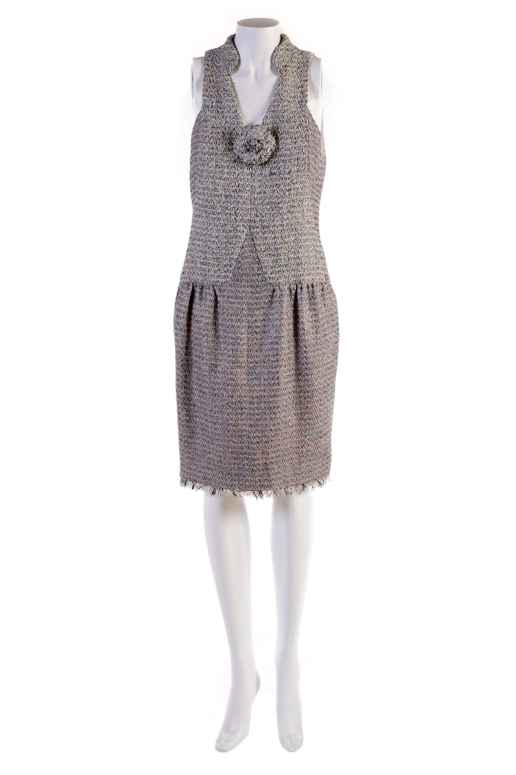 Chanel tweed  cotton dress with camelia Spring 2011
Size FR 40
Made in France
62% cotton
33% polyamid
  5% viscose
Fully silk lined
Flat measures:
Length cm. 97
Shoulders cm. 28
Bust cm. 46
Waistline cm. 46
Back zip
Excellents  conditions
