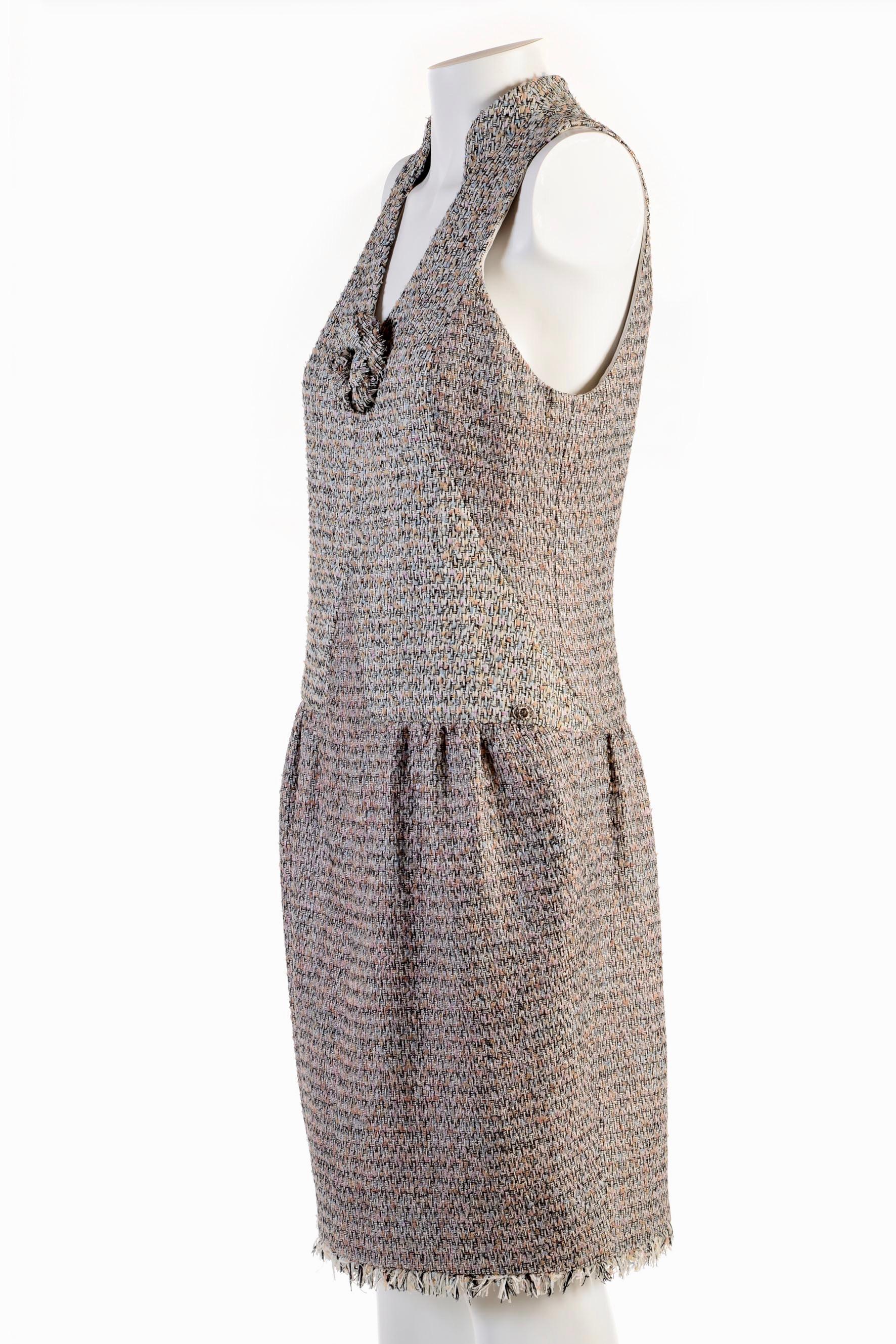 Chanel  cotton tweed dress with camelia FR 40 Spring 2011 11P In Excellent Condition For Sale In Rubiera, RE