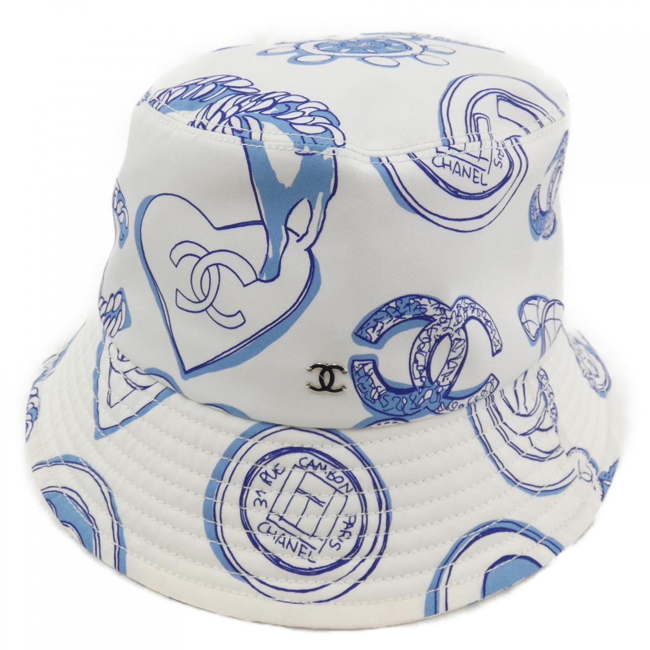 Chanel Cotton White Blue Heart Print Bucket Hat In Good Condition For Sale In Montreal, Quebec