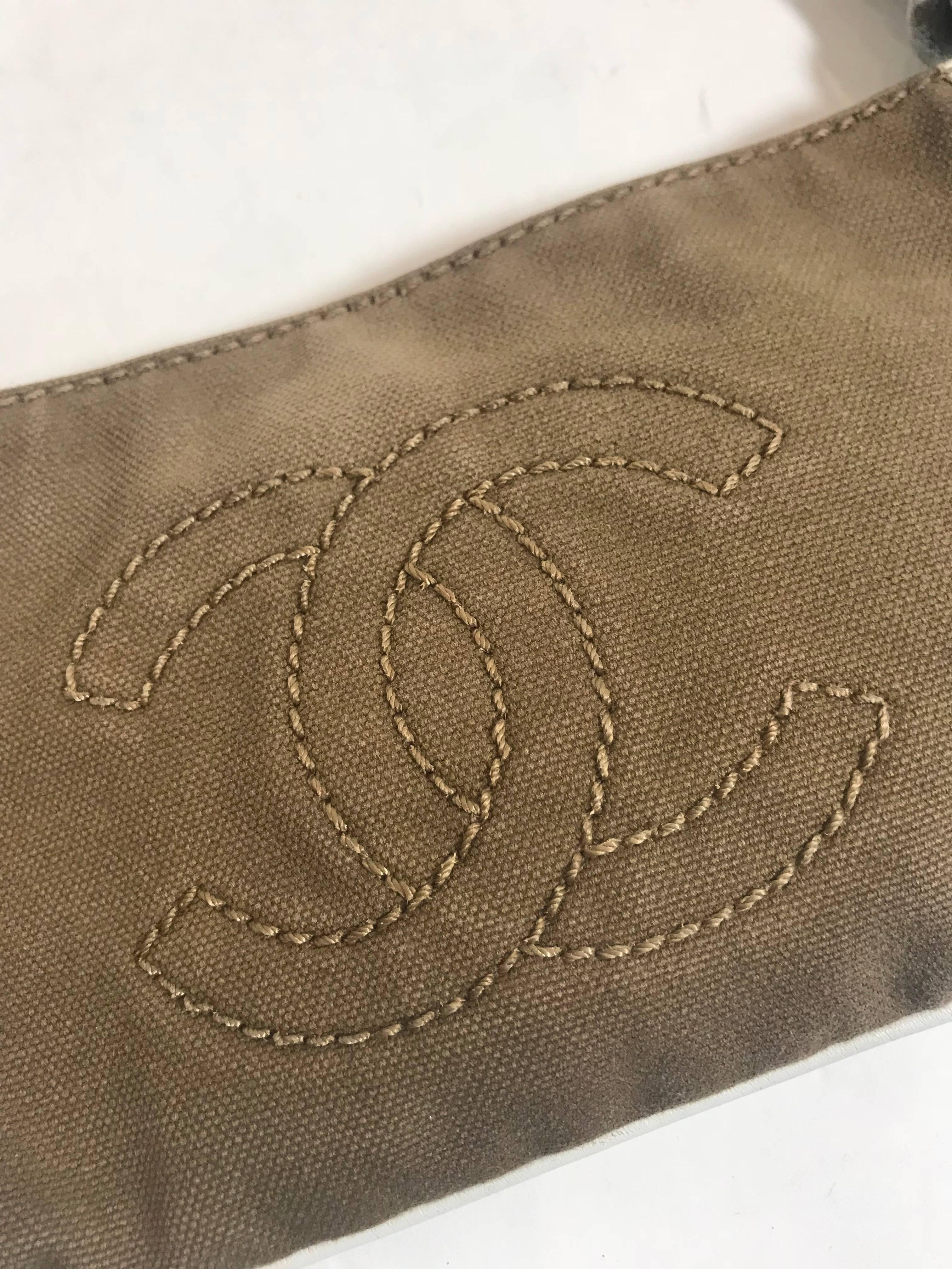 Chanel Cotton X White Leather Brown Canvas Hobo Bag In Excellent Condition For Sale In Roslyn, NY