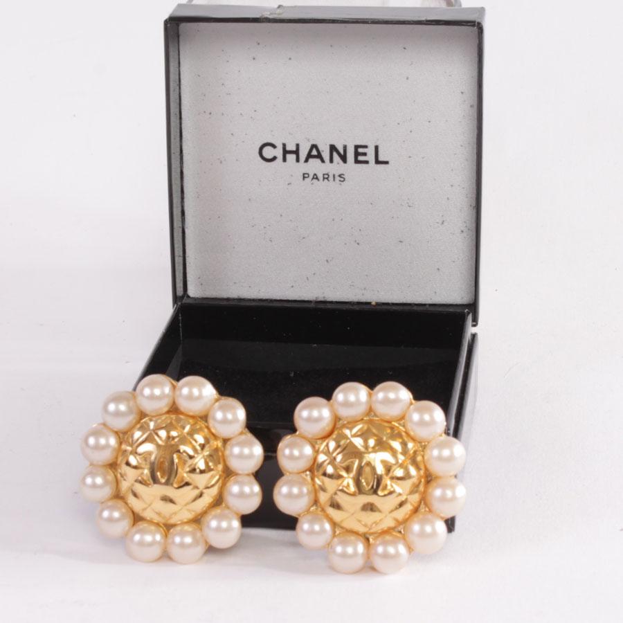 Great classic! Chanel Couture clip-on earrings, diameter 4..5, vintage, quilted and pearly pearls.
In very good condition
Dimensions: diameter 4.5 cm
Will be delivered in their Chanel box