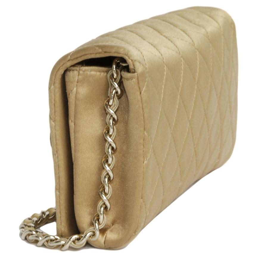 CHANEL Couture Abendtasche aus goldenem Seiden-Satin im Zustand „Gut“ im Angebot in Paris, FR