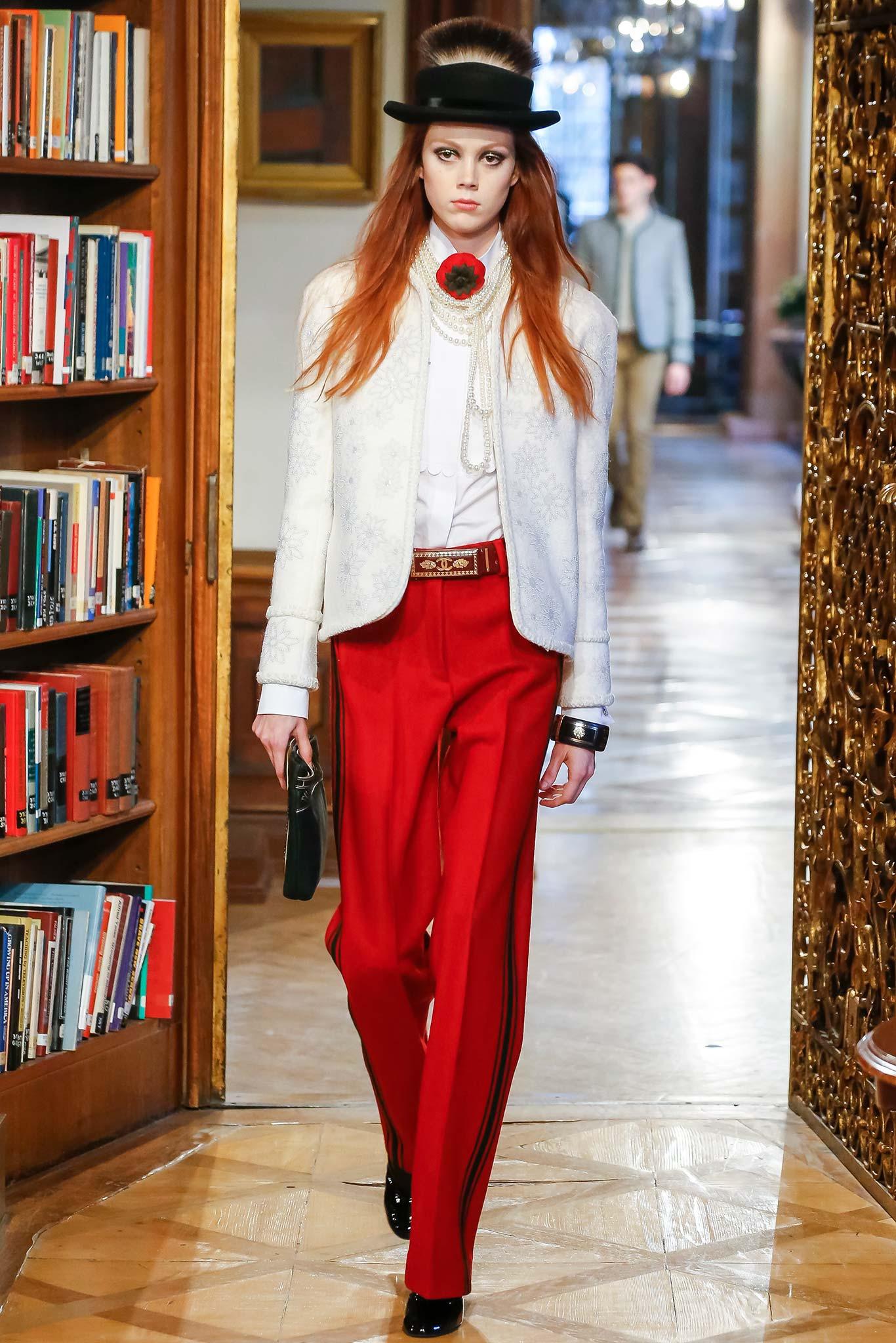 Absolut atemberaubende Chanel Couture Tweedjacke mit Edelweiß-Kristallverzierung -- von Runway of Paris / SALZBURG Metiers d'Art Collection.
Einzelhandelspreis ca. 14.000€ : der heutige Boutique-Preis für ein ähnliches Stück beginnt bei