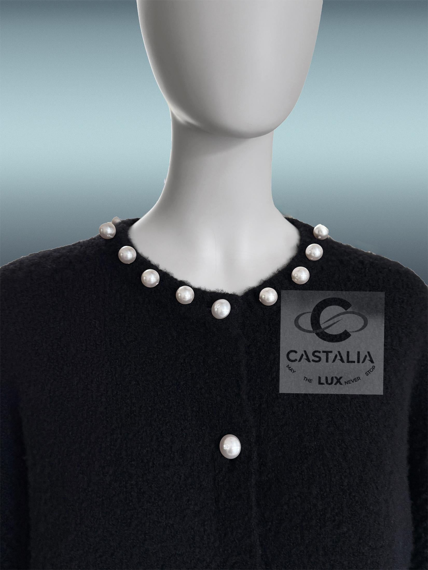 CHANEL Couture - Veste en duvet ornée de perles 1