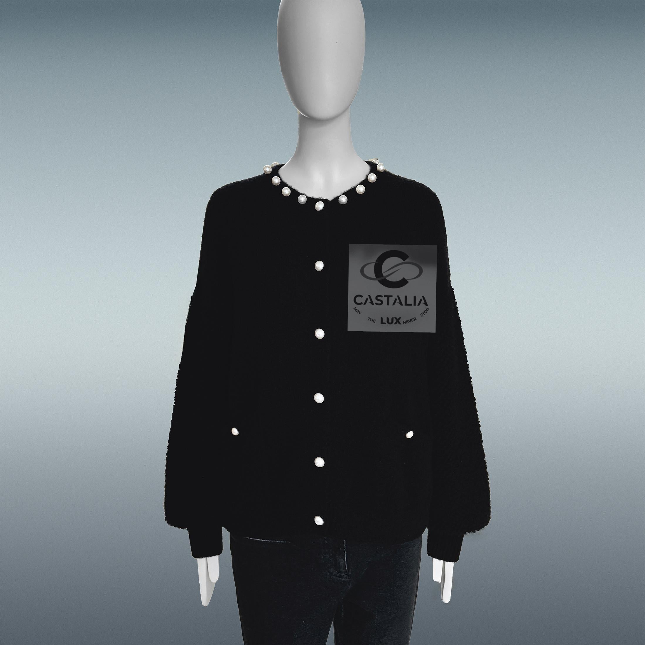 CHANEL Couture - Veste en duvet ornée de perles
Une vision nocturne - cette veste en cachemire duveteux CHANEL, la plus rare, avec embellissement en perles Couture
 
 La valeur en boutique dépasse les 7 000 dollars, mais ici sa valeur se mesure en