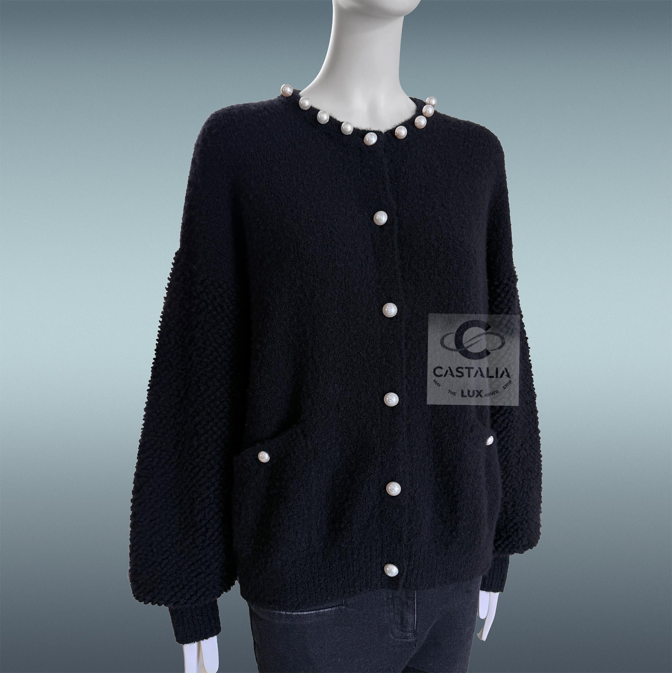 Noir CHANEL Couture - Veste en duvet ornée de perles