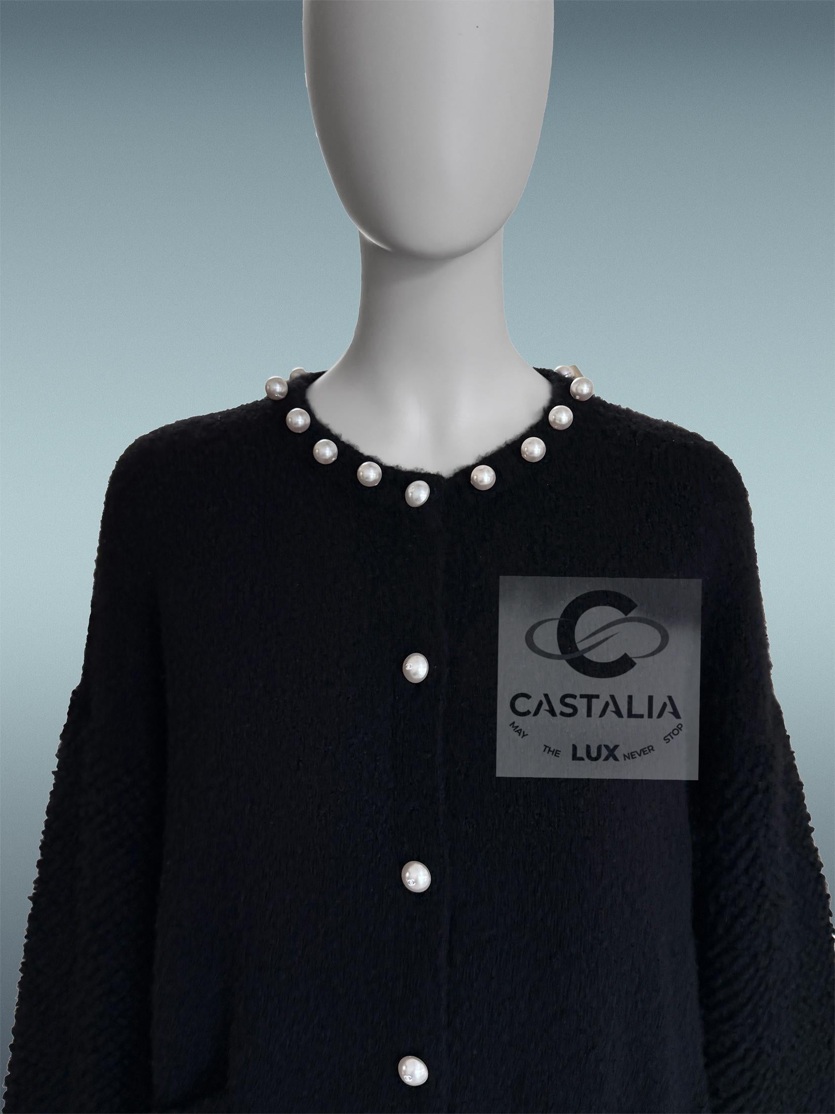 CHANEL Couture - Veste en duvet ornée de perles Excellent état à Dubai, AE