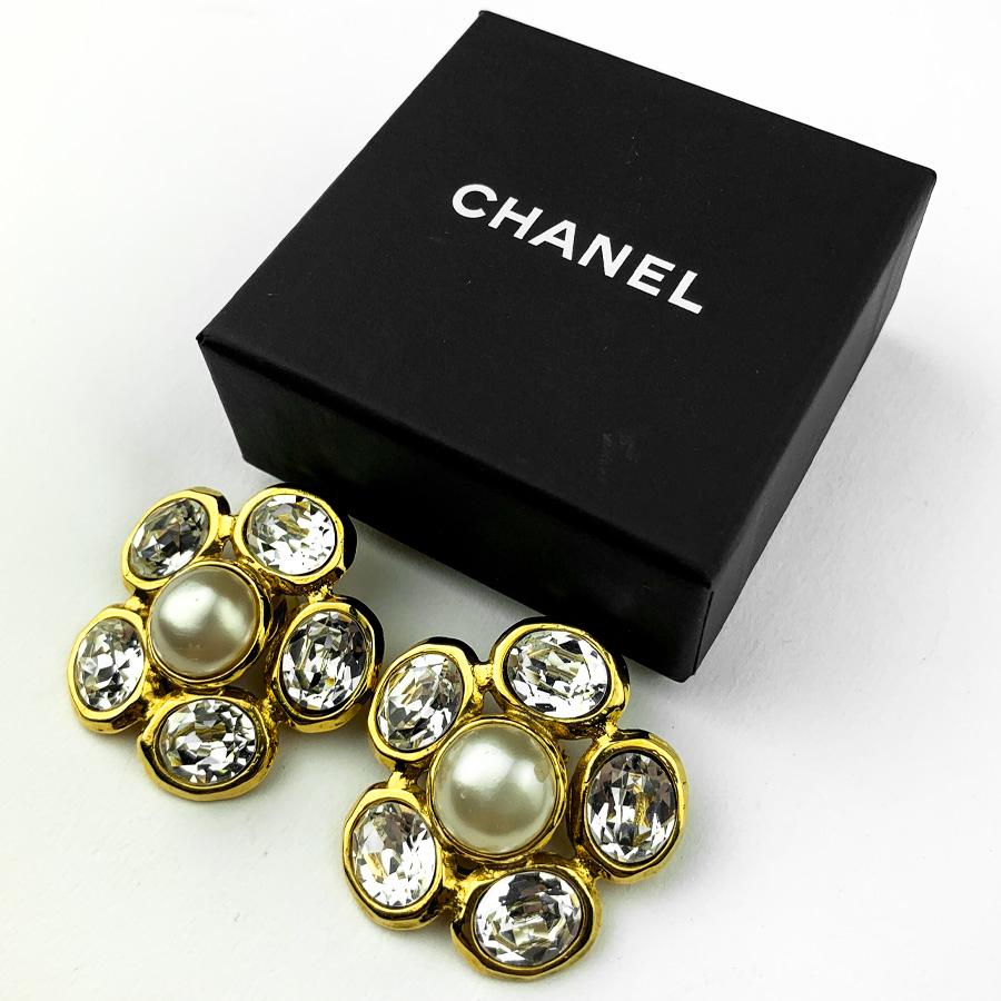 The clips are from Maison CHANEL. They represent a camellia with in its heart a pearly pearl, surrounded by petals in cabochons of Swarovski rhinestones.
The clips are in very good condition for vintage earrings. They measure 4 centimeters in