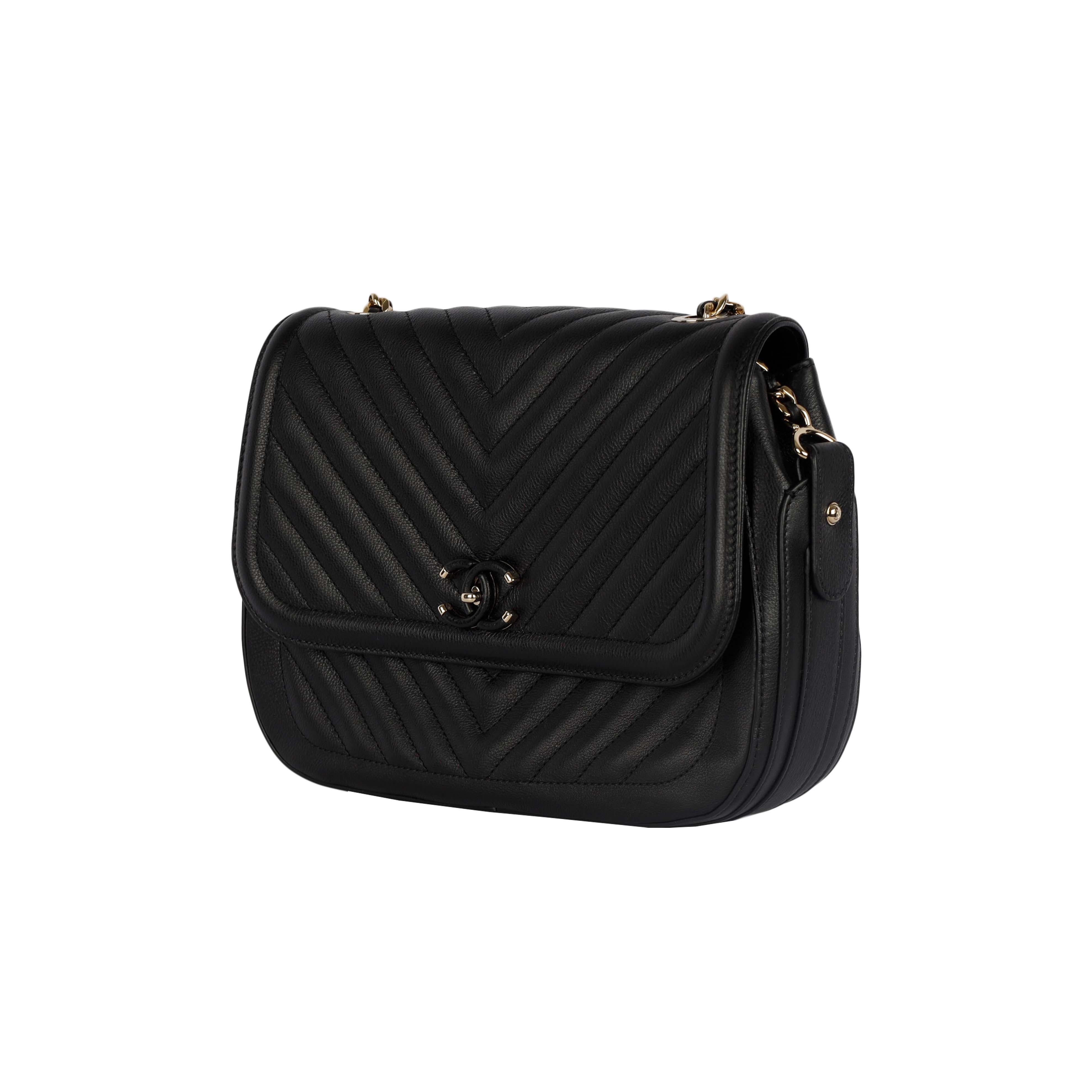 Chanel Covered CC Chevron Shoulder Bag - '20s In Excellent Condition In Milano, IT