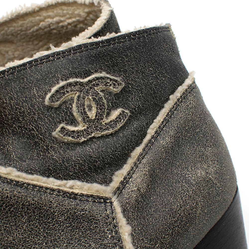 Chanel Crackled Suede Shearling Lined Ankle Boots SIZE 37.5 In Good Condition In London, GB
