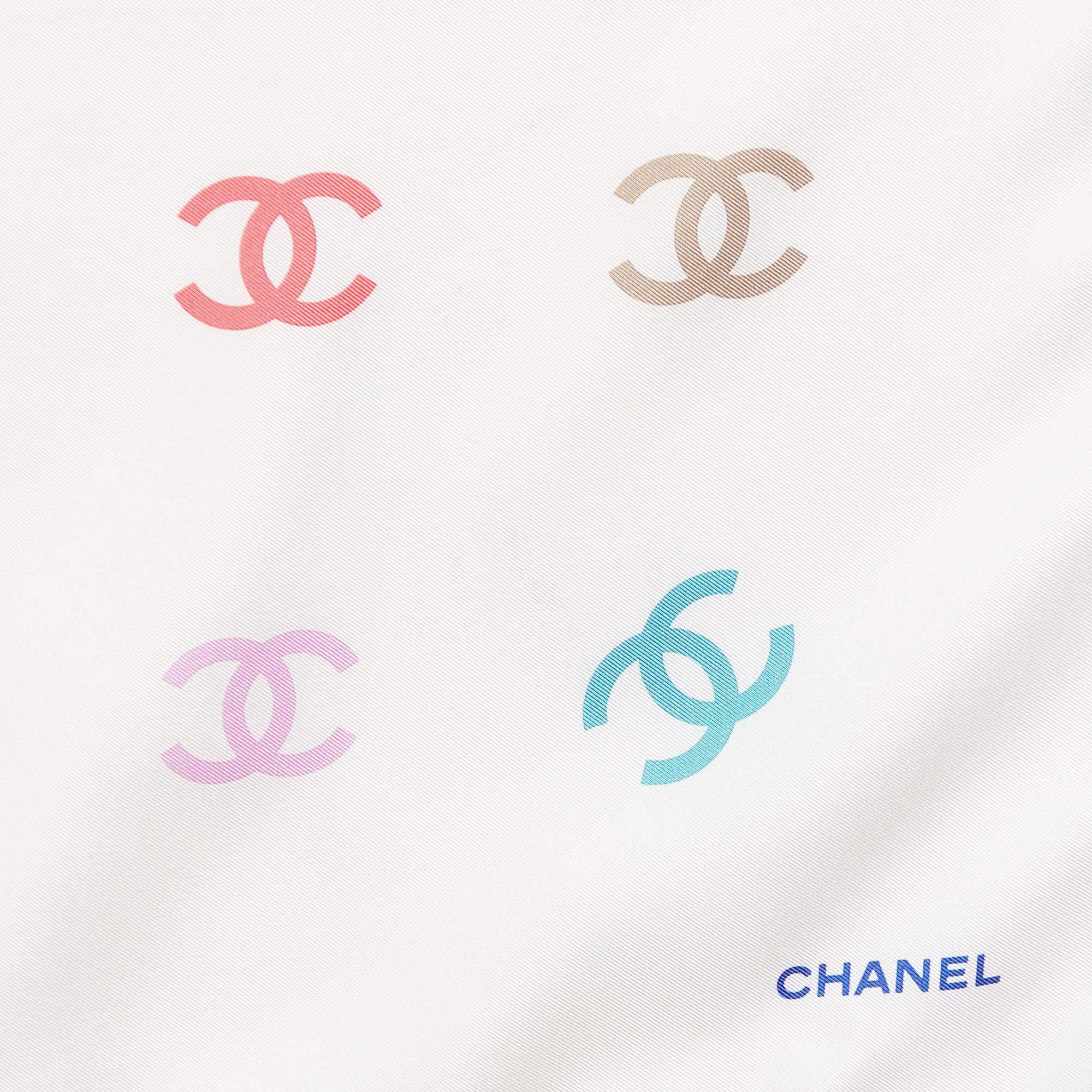 La ponctuation parfaite de votre look élégant sera ce foulard Chanel ! Il a été cousu à l'aide de matières douces dans une teinte polyvalente et orné d'un accent CC pour une touche de signature. Enroulez-le autour de votre cou pour l'accessoiriser