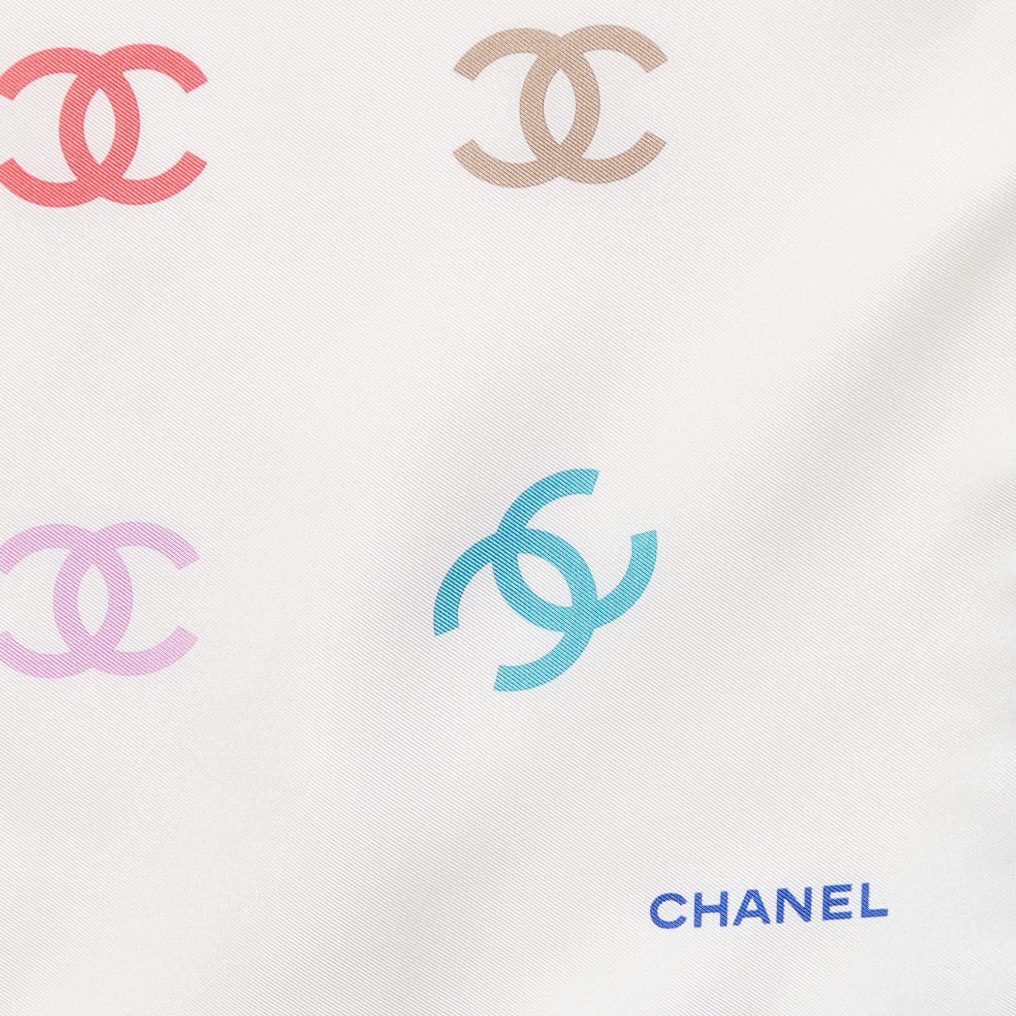 Chanel - Écharpe carrée en soie imprimée CC crème sur toute sa surface Excellent état à Dubai, Al Qouz 2