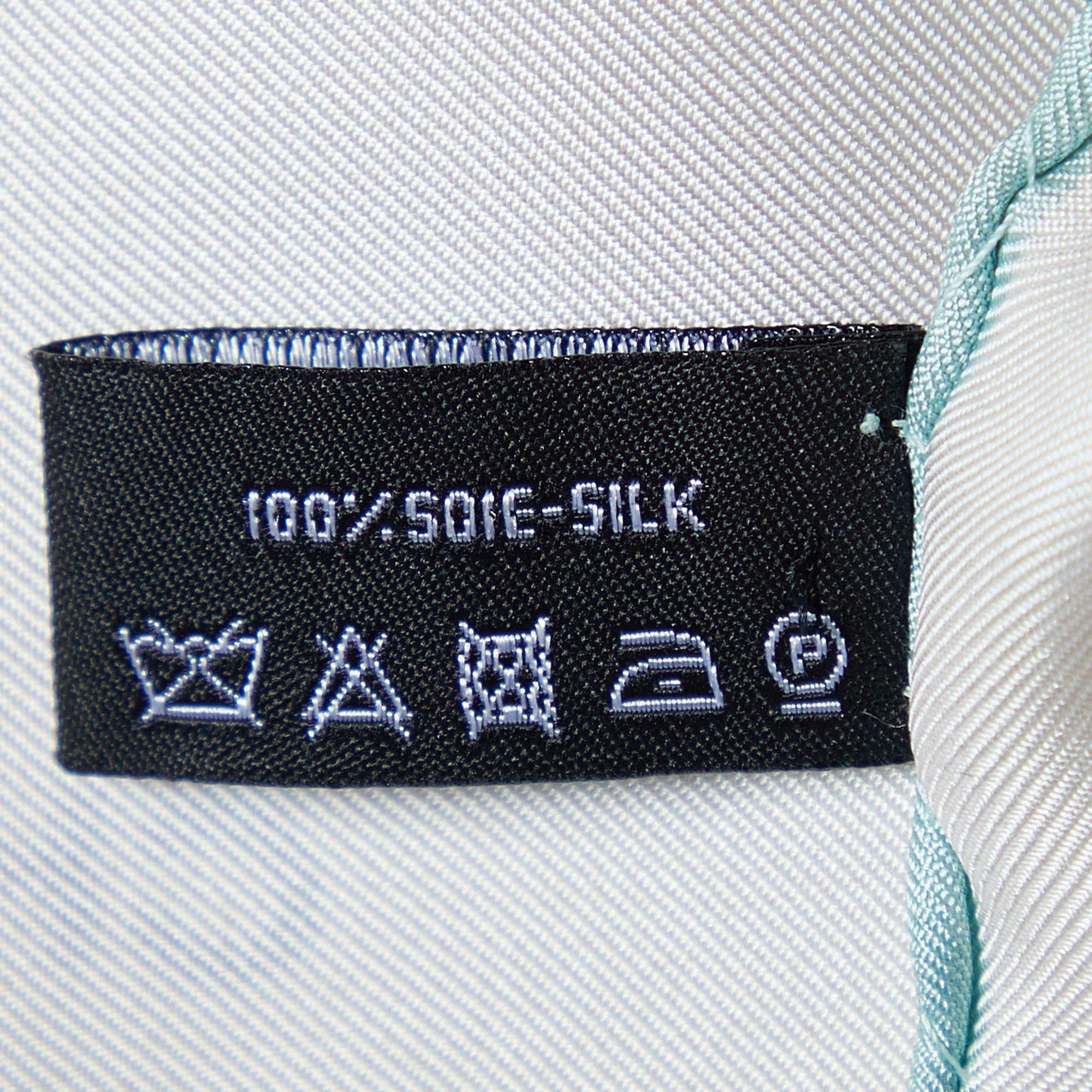 Chanel - Écharpe carrée en soie imprimée CC crème sur toute sa surface 1