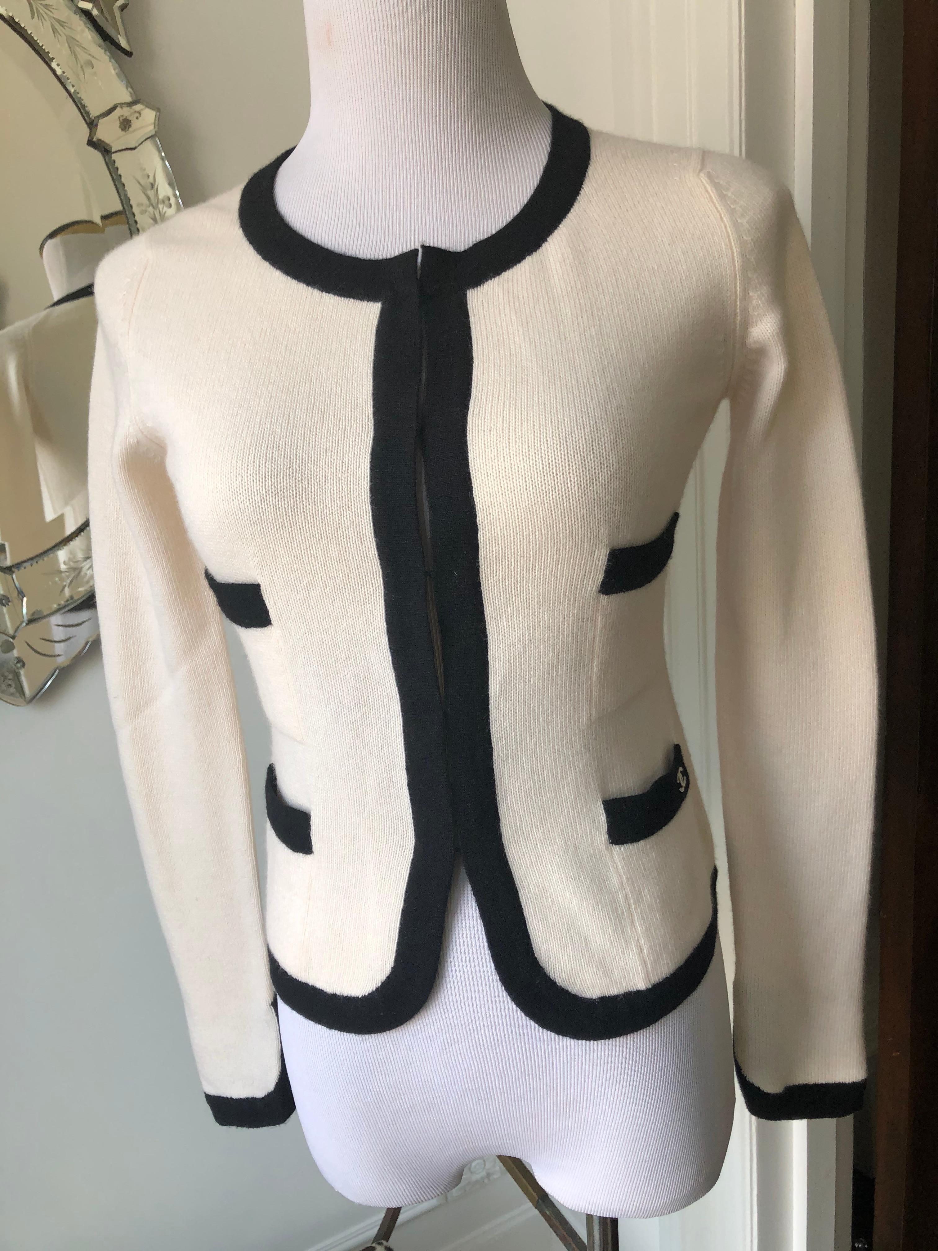 This is a lovely Chanel cream with black trim cardigan in 100% cashmere
with CC logo on front pocket.
Hook and eye closure. Very good condition.
Measurements
Length 19