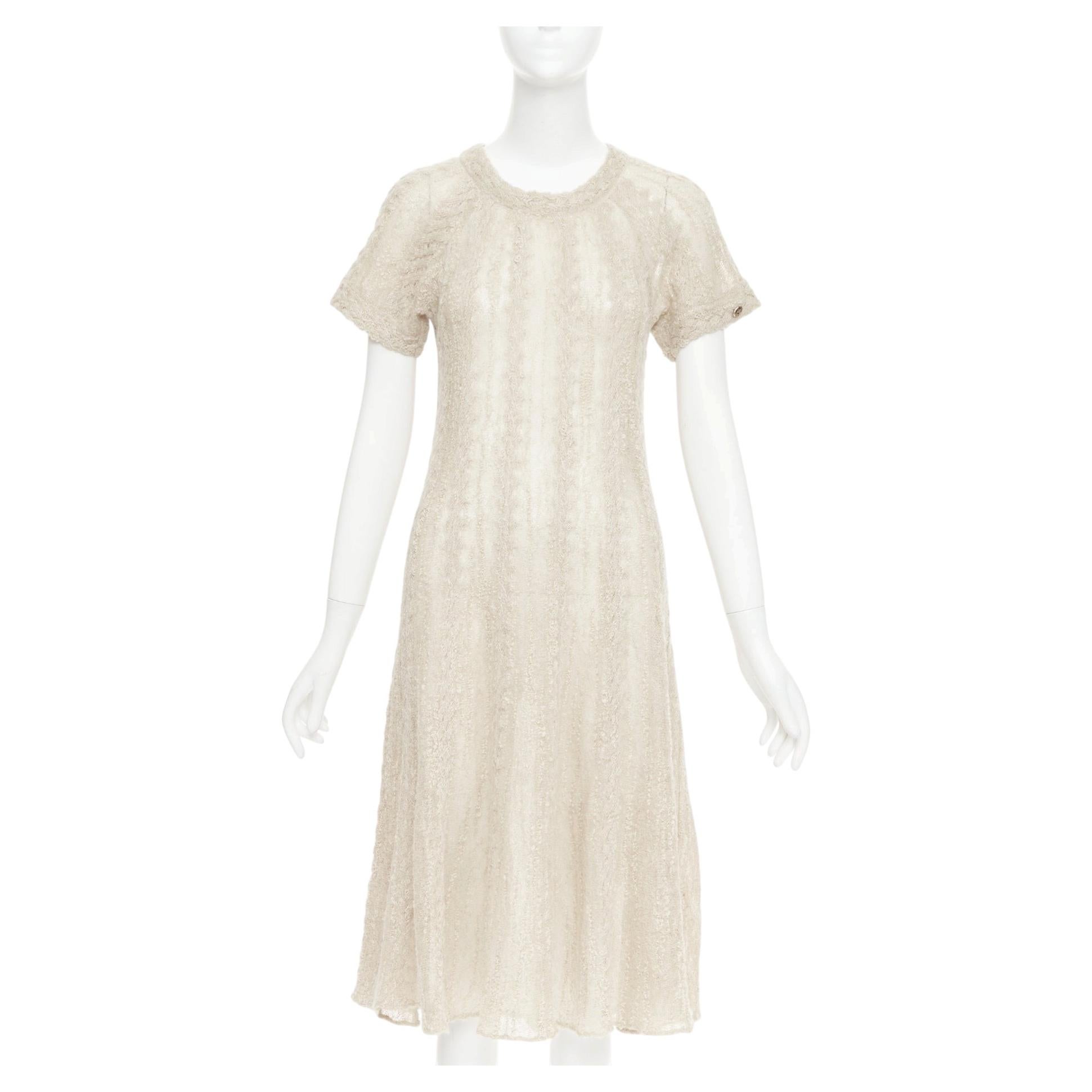 Robe mi-longue à manches courtes Chanel en maille texturée beige crème, mélange d'alpaga, référence CC, taille 38, M