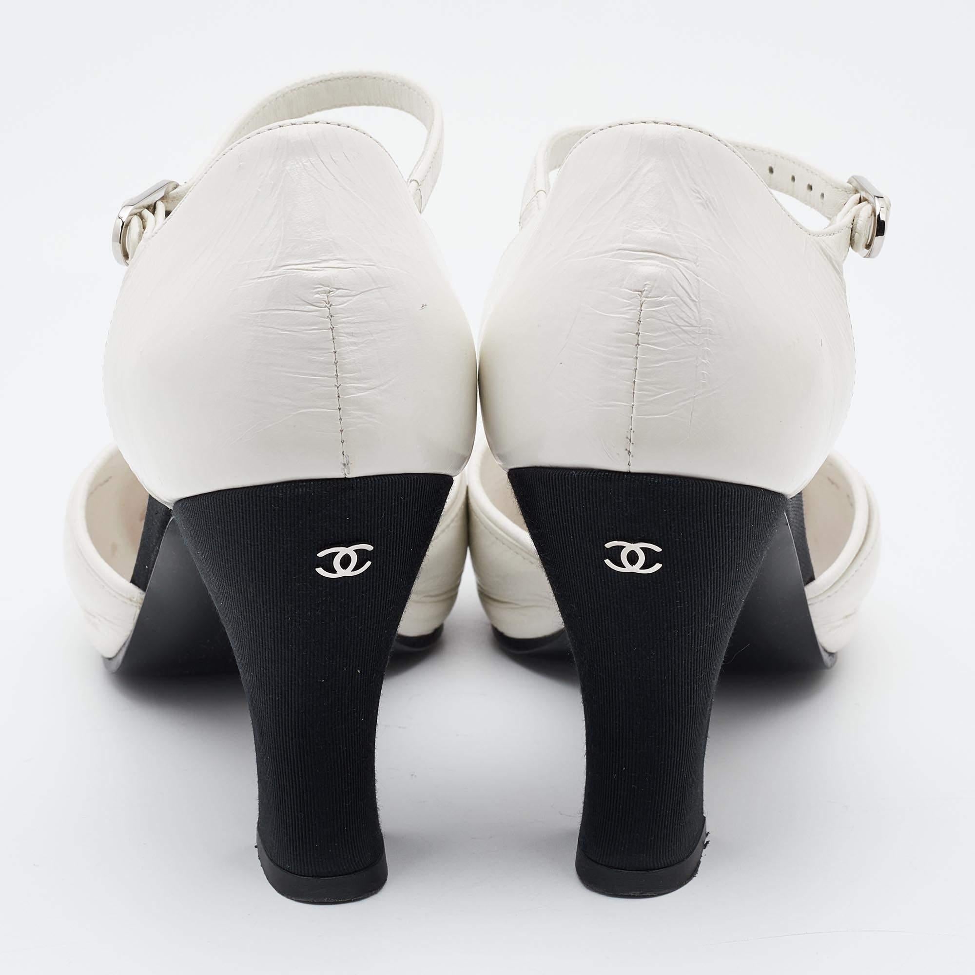 Chanel Cream/Black Canvas Pointed Cap Toe Ankle Strap Pumps Size 38 In Good Condition In Dubai, Al Qouz 2
