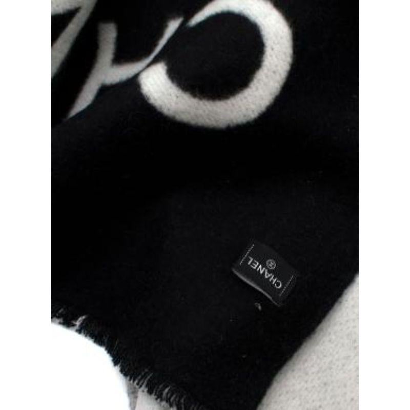 Chanel Logo-Schal aus Kaschmir in Creme & Schwarz im Angebot 3