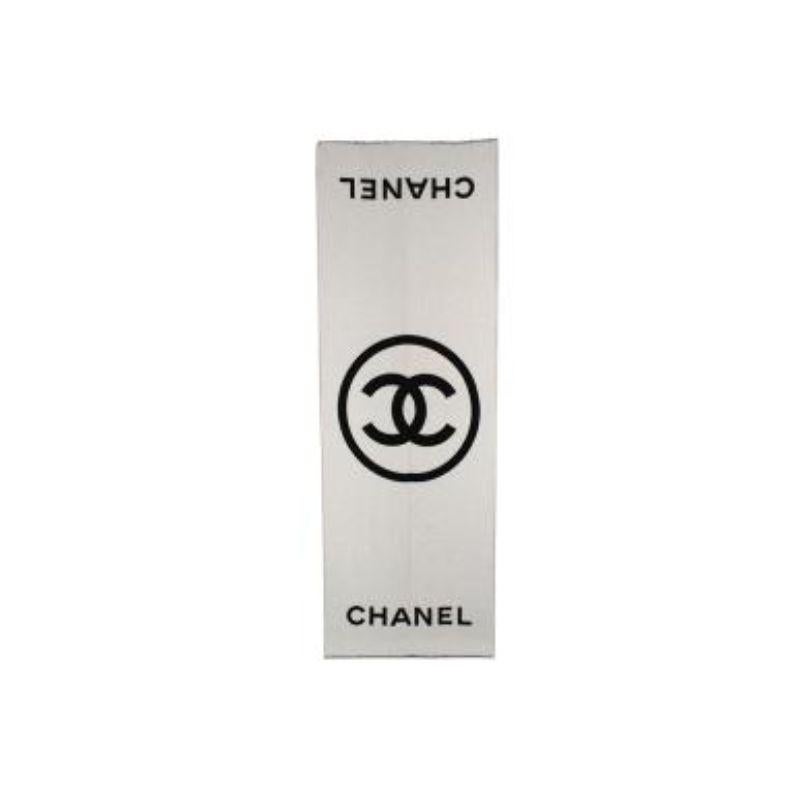 Chanel Logo-Schal aus Kaschmir in Creme & Schwarz
 

 - Luxuriöser weicher Kaschmirschal/großer Schal
 - Großes CC-Logo und buchstabiertes Logo an beiden Enden 
 - Gesäumte Kanten und ausgefranste Enden 
 - Mittelschweres, doppellagig gewebtes