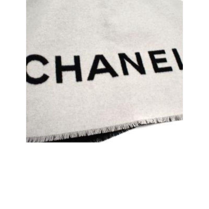 Chanel Logo-Schal aus Kaschmir in Creme & Schwarz im Angebot 1