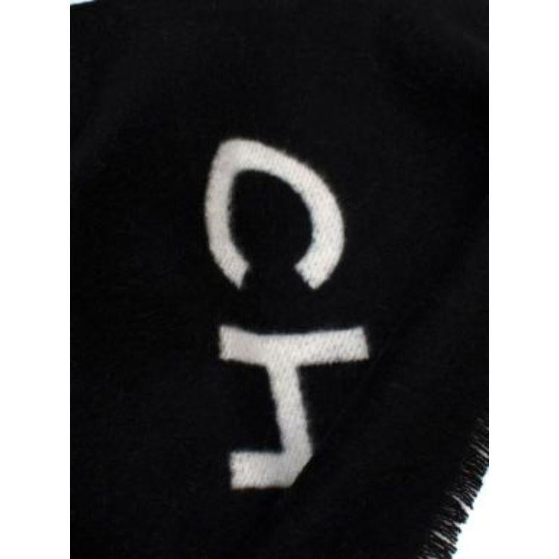 Chanel Logo-Schal aus Kaschmir in Creme & Schwarz im Angebot 2