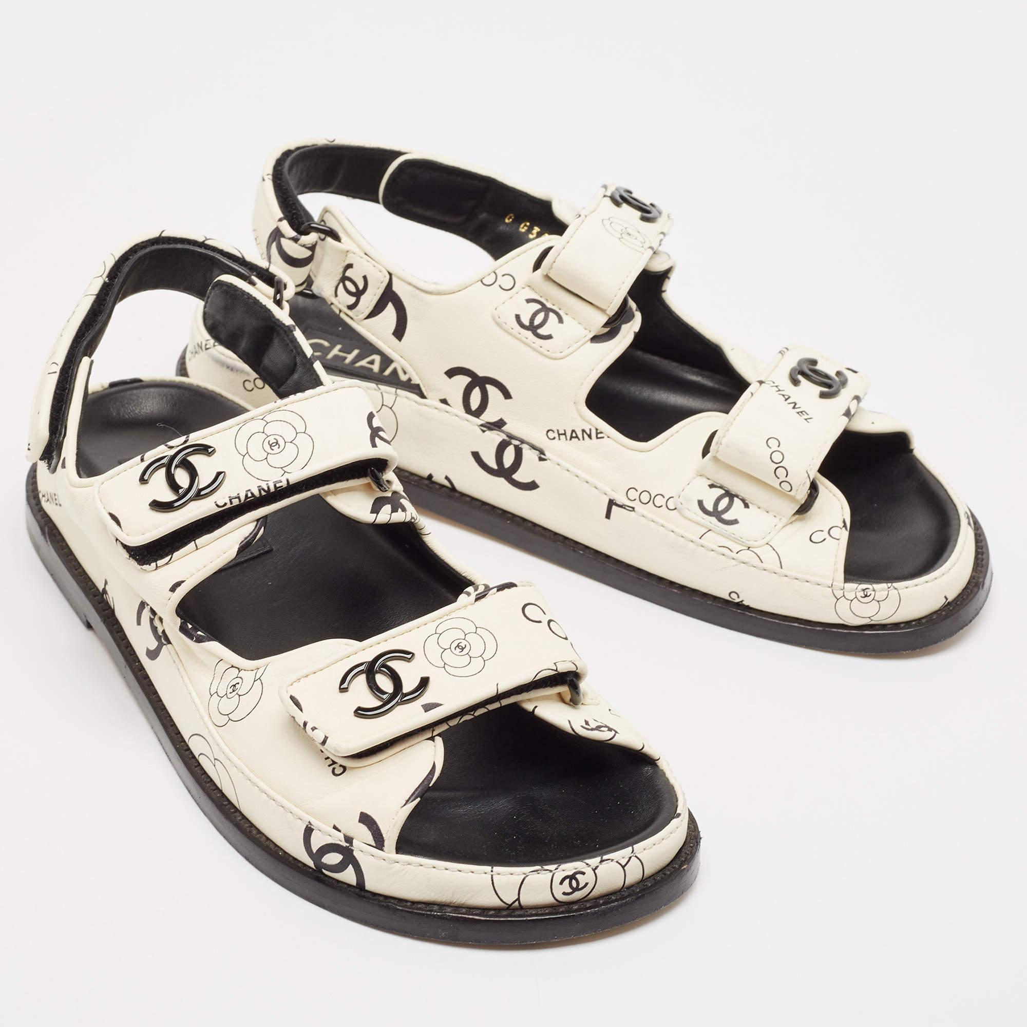 Chanel Cream/Black CC Leather Dad Flat Sandals Size 38 In Good Condition In Dubai, Al Qouz 2