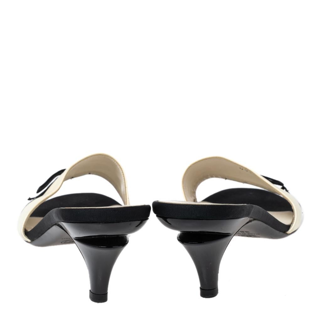 Chanel Cream/Black Leather and Fabric Bow Open-Toe Slide Sandals Size 38.5 In Good Condition In Dubai, Al Qouz 2