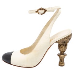 Chanel Creme/Schwarze Leder Barock-Pumps mit Knöchelriemen Größe 38,5