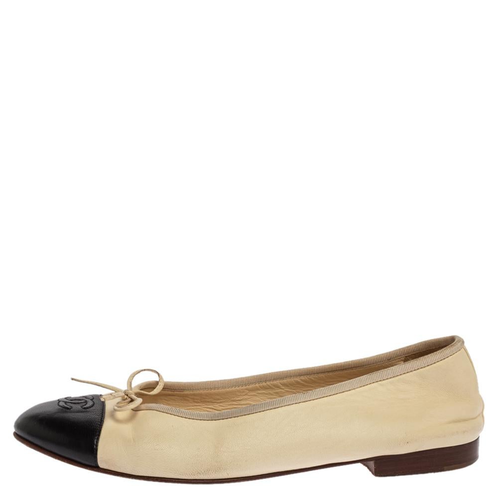 A pair of chic ballet flats for you to elevate your style! These Chanel flats come crafted from cream and black leather and feature cap toes with the iconic CC logo and delicate bows detailed on the uppers. They come equipped with comfortable