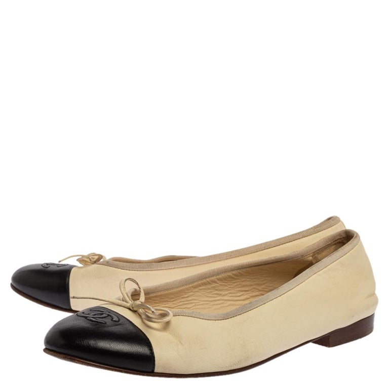 Chanel Cream/Black Leather CC Cap Toe Ballet Size 40 at 1stDibs chanel size 40, beige flats with black toe, tan flats with black toe