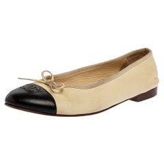 Chanel cuir crème/noir CC Cap Toe Ballet Flats Taille 40