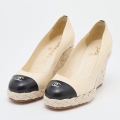 Escarpins espadrilles compensés à bout compensé CC en cuir crème/noir Chanel, Taille 38