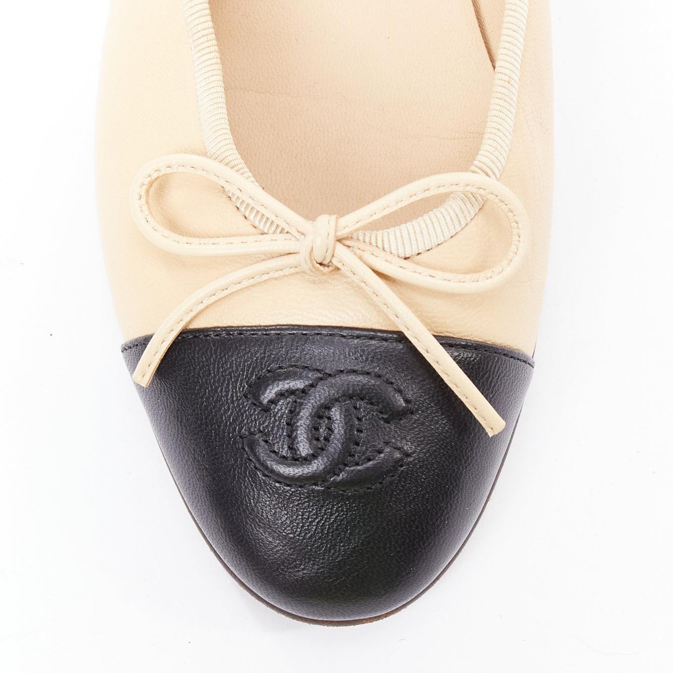 CHANEL Creme schwarz Leder CC Logo zwei Ton monochrome Zehenkappe Wohnungen EU37 im Angebot 1