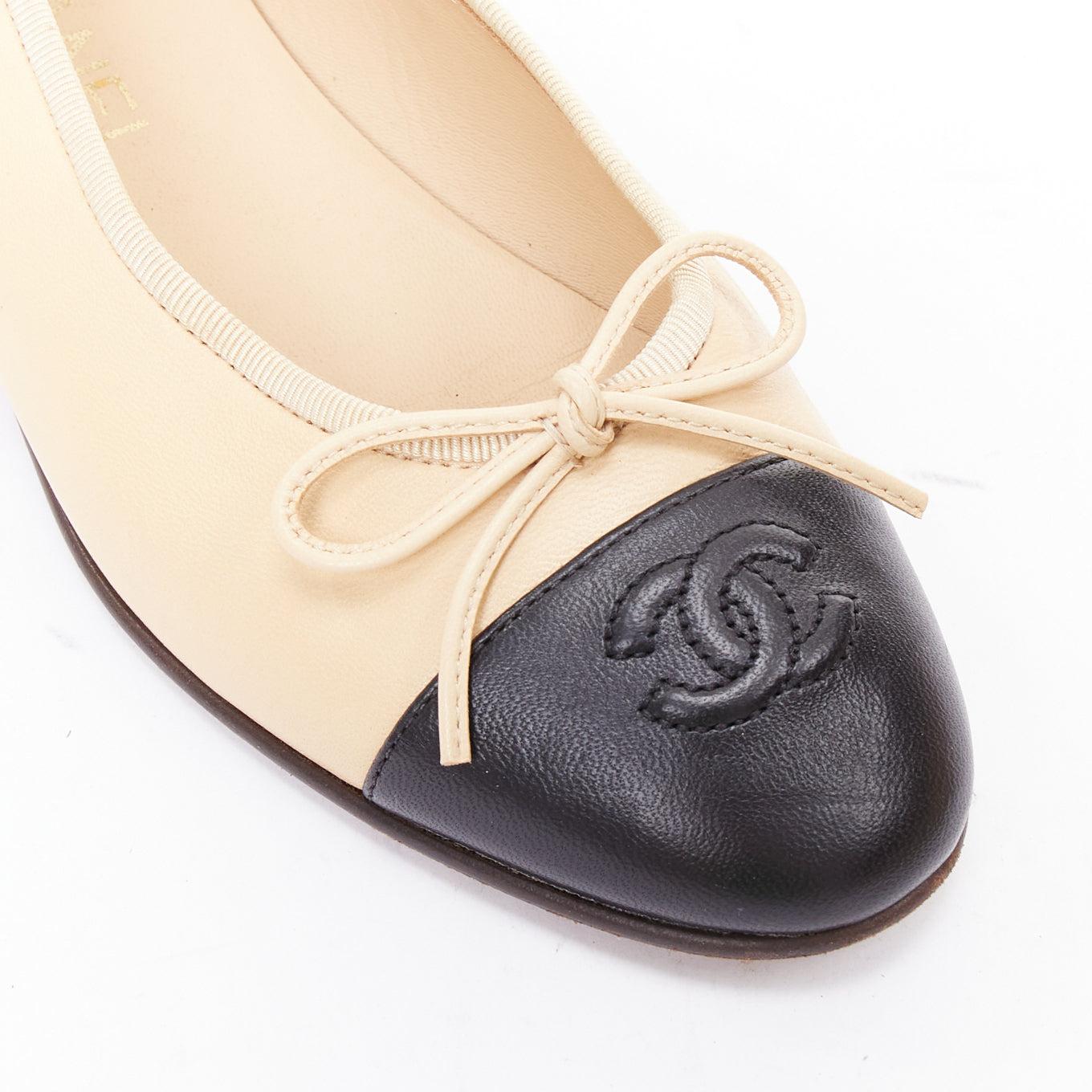 CHANEL Creme schwarz Leder CC Logo zwei Ton monochrome Zehenkappe Wohnungen EU37 im Angebot 2
