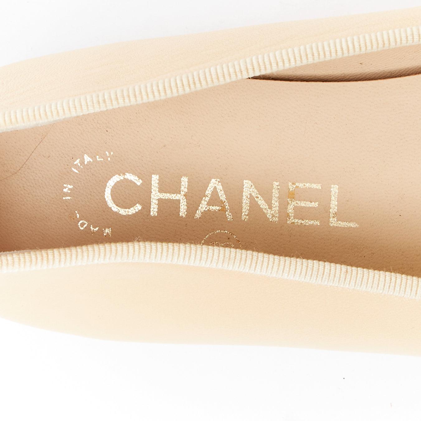 CHANEL Creme schwarz Leder CC Logo zwei Ton monochrome Zehenkappe Wohnungen EU37 im Angebot 4