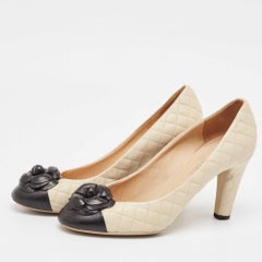 Chanel Creme/Schwarze Leder-Pumps mit Blumenmuster Größe 40