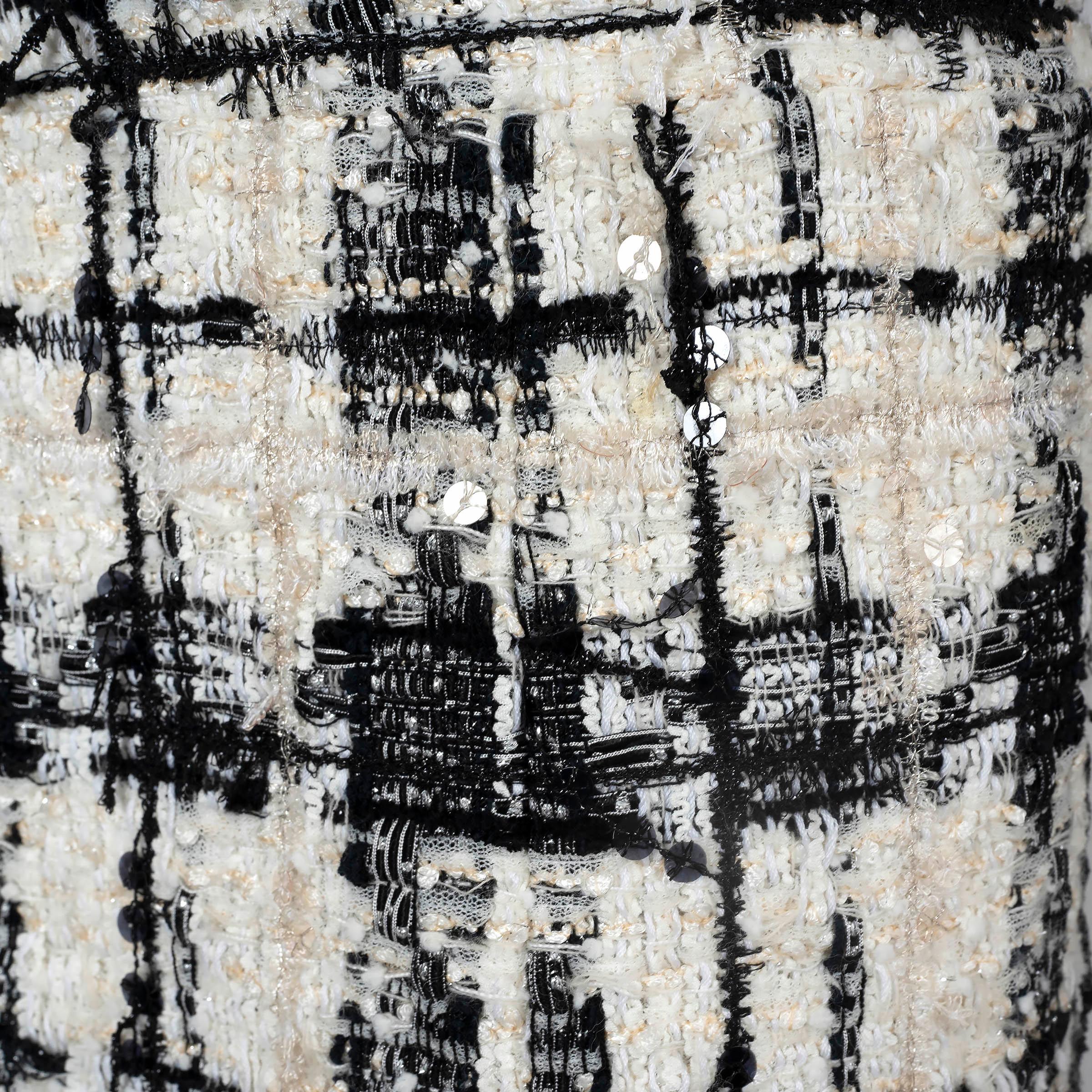 CHANEL cream & black wool 2006 06A SEQUIN PLAID TWEED MINI Skirt 40 M For Sale 1