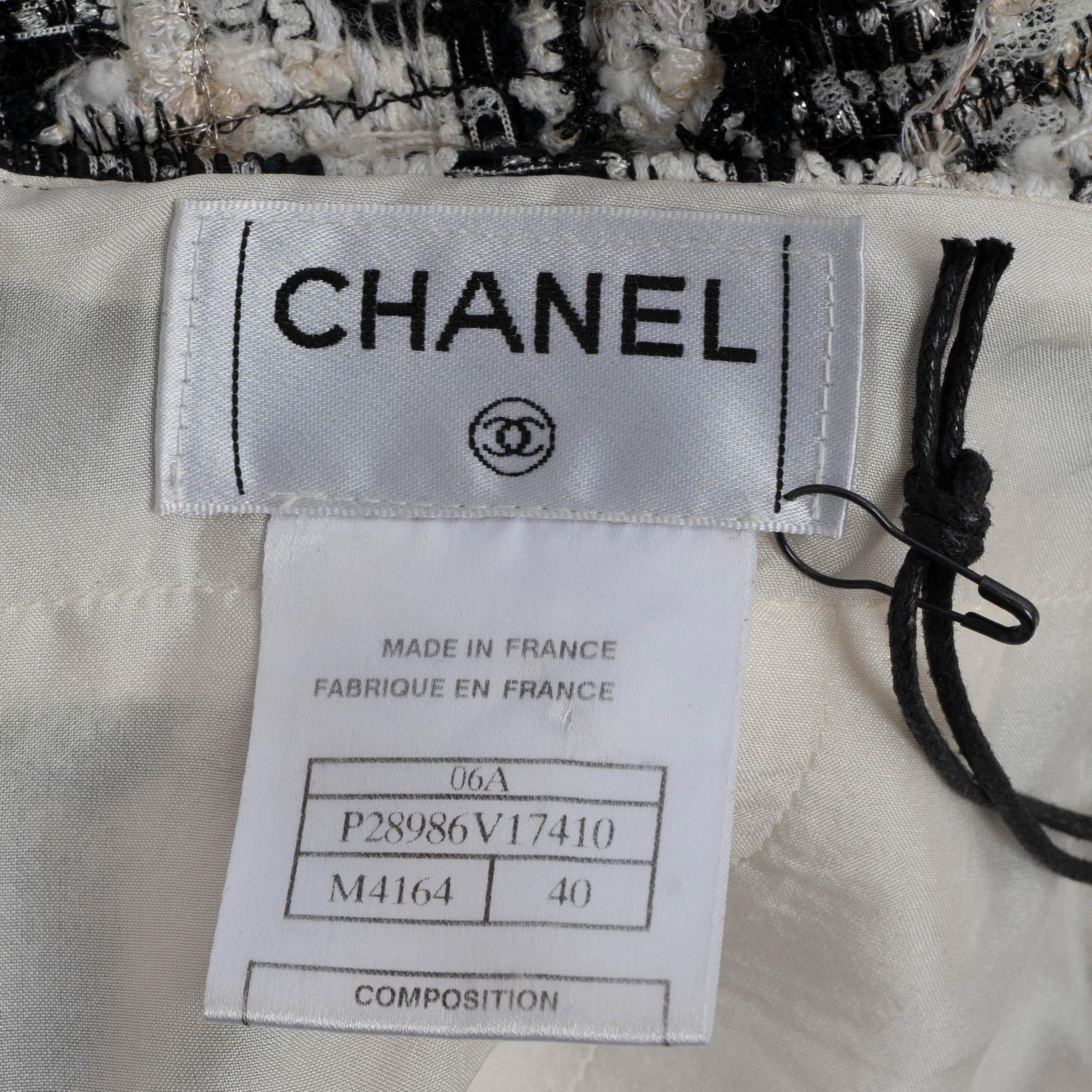 CHANEL cream & black wool 2006 06A SEQUIN PLAID TWEED MINI Skirt 40 M For Sale 2