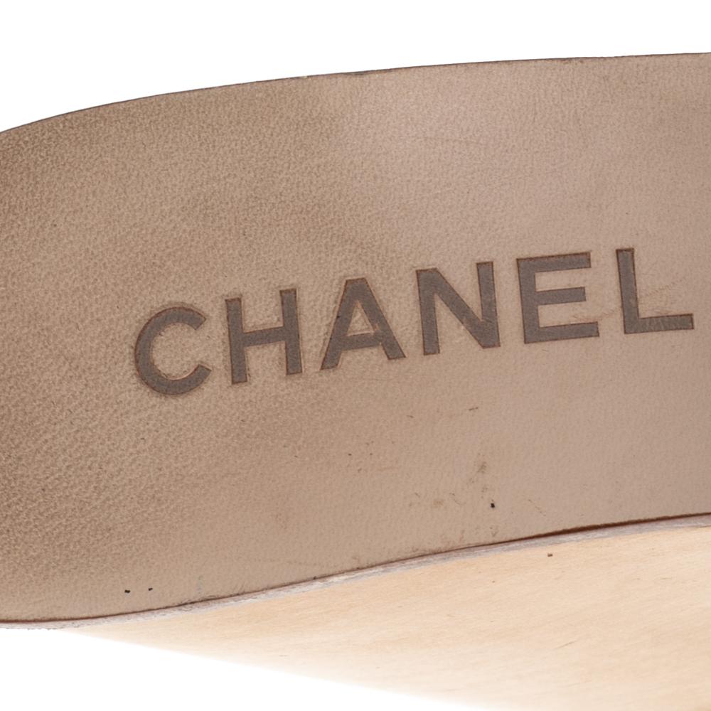 Chanel Cream/Blue Patent Leather CC Wooden Clogs Sandals Size 37.5 In Good Condition In Dubai, Al Qouz 2