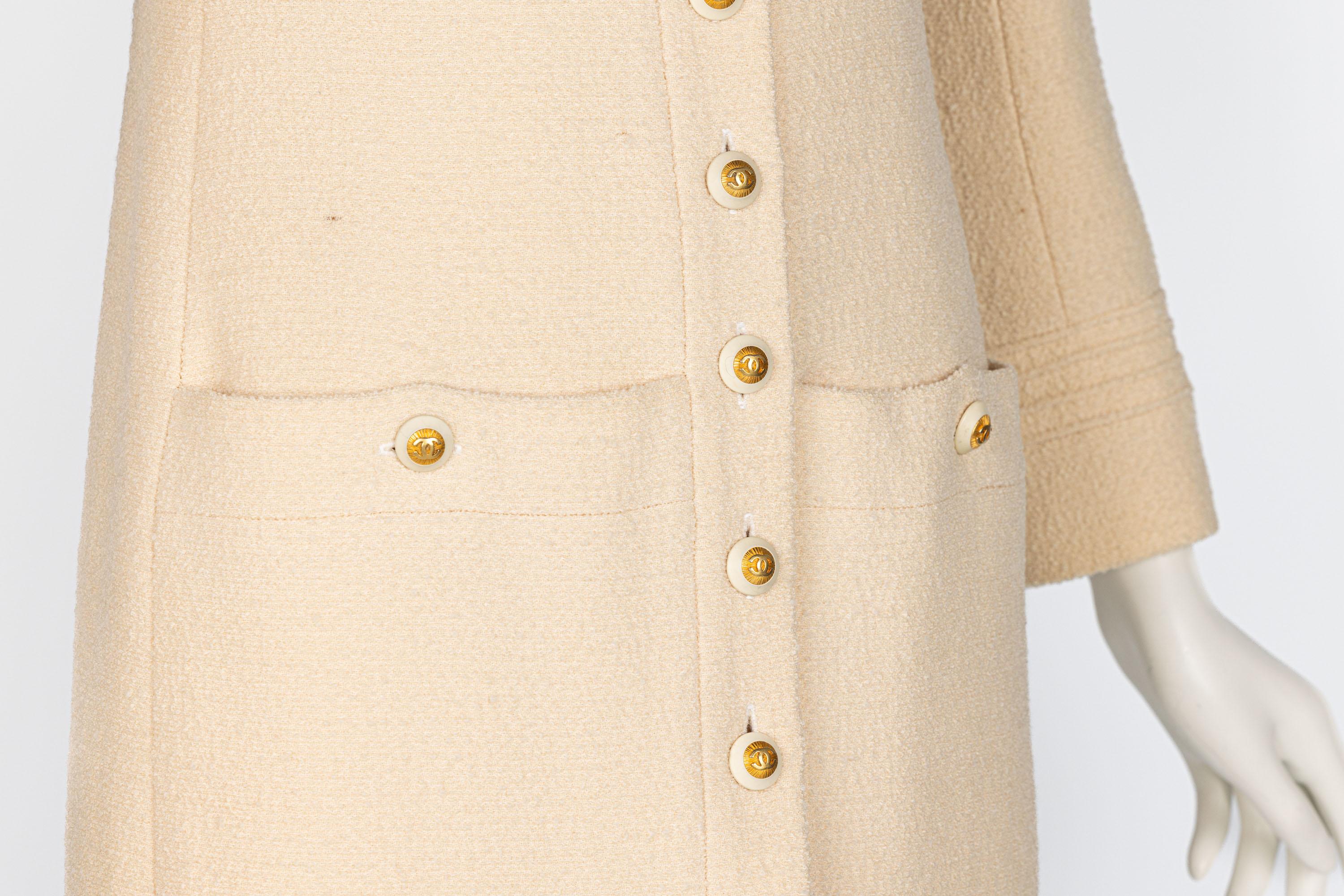 CHANEL Chaqueta de lana bouclé color crema con los icónicos botones CC Sunburst - c. 1999 en Excelente estado para la venta en Boca Raton, FL