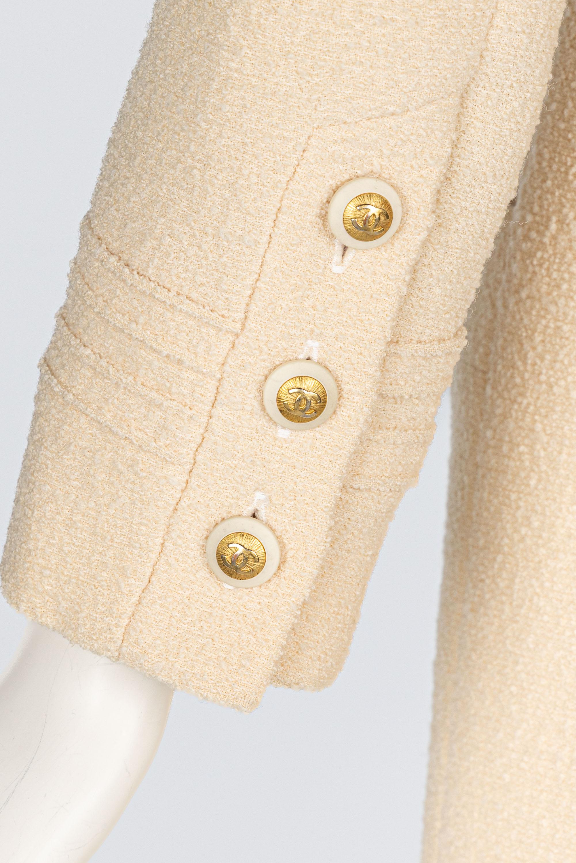 De las mujeres CHANEL Chaqueta de lana bouclé color crema con los icónicos botones CC Sunburst - c. 1999 en venta