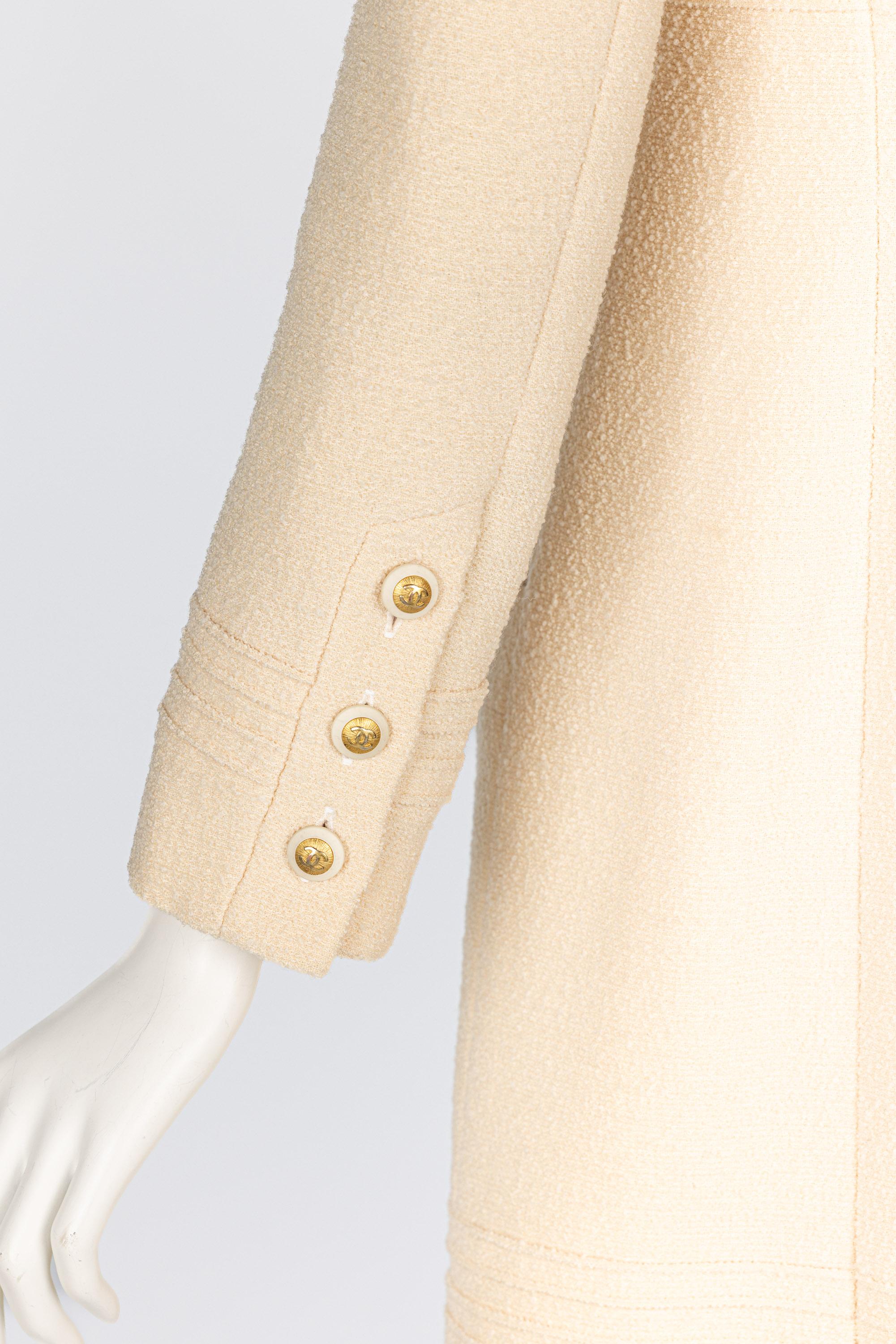 CHANEL Chaqueta de lana bouclé color crema con los icónicos botones CC Sunburst - c. 1999 en venta 1