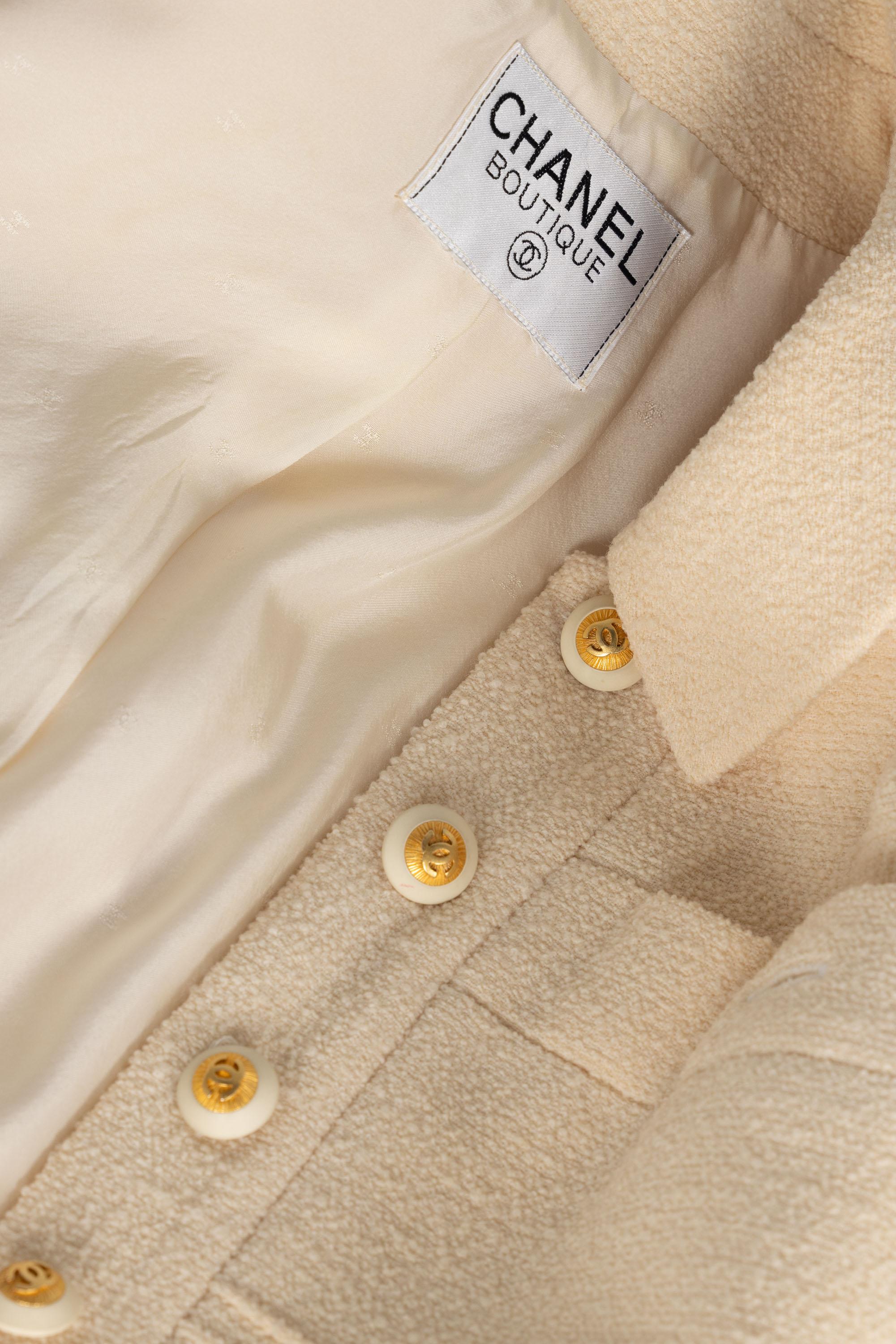 CHANEL Chaqueta de lana bouclé color crema con los icónicos botones CC Sunburst - c. 1999 en venta 2