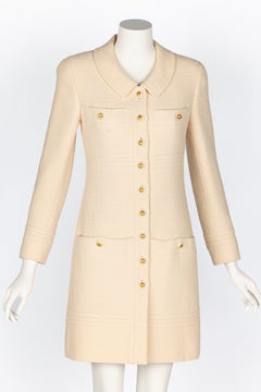 CHANEL Chaqueta de lana bouclé color crema con los icónicos botones CC Sunburst - c. 1999