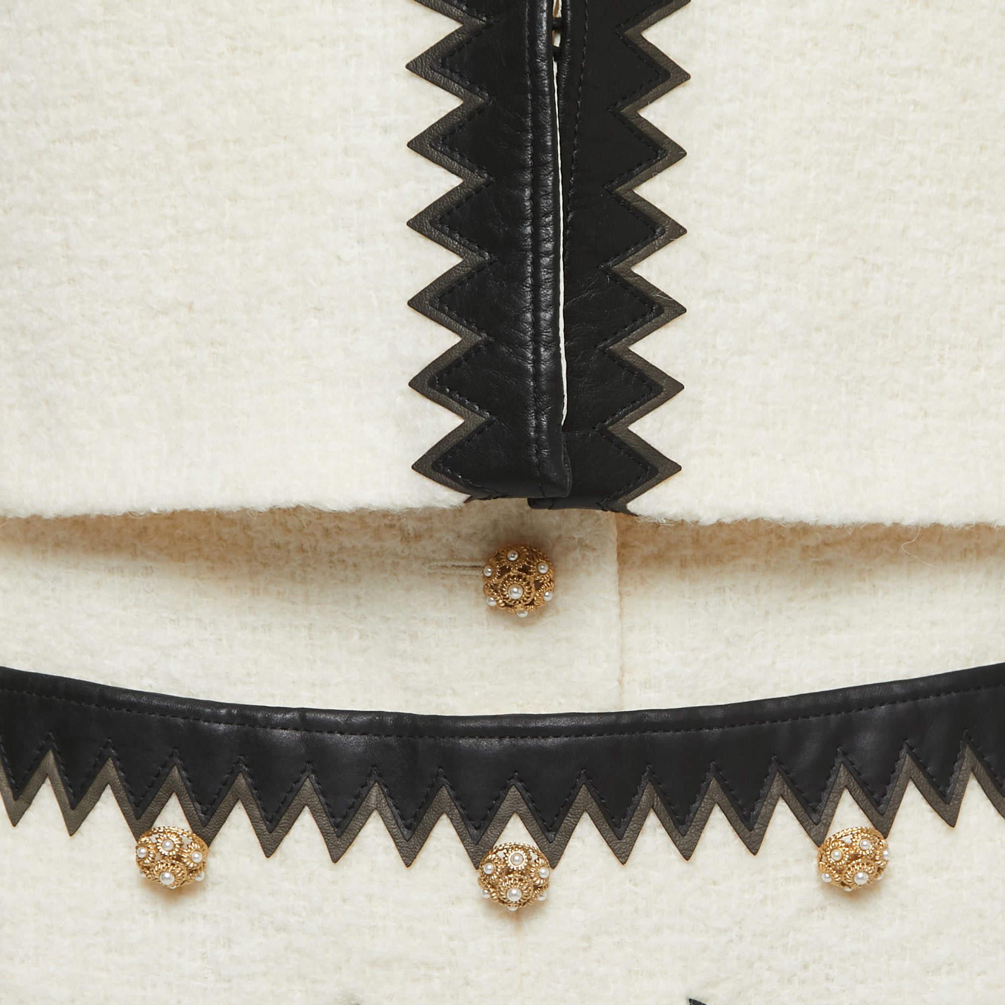 Chanel tailleur jupe Salzburg en laine bouclée crème bordé de cuir  Excellent état - En vente à Dubai, Al Qouz 2