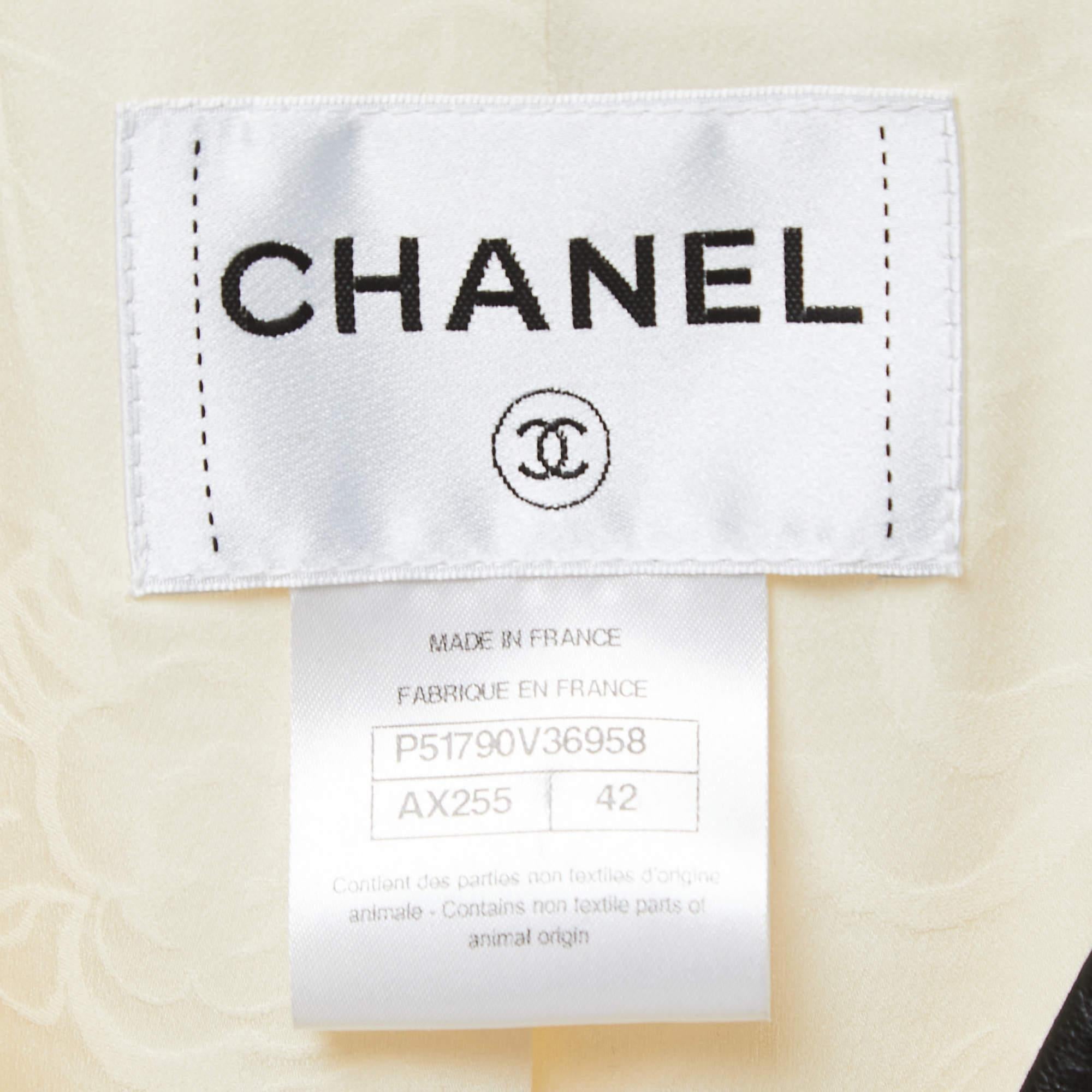Chanel tailleur jupe Salzburg en laine bouclée crème bordé de cuir  en vente 1