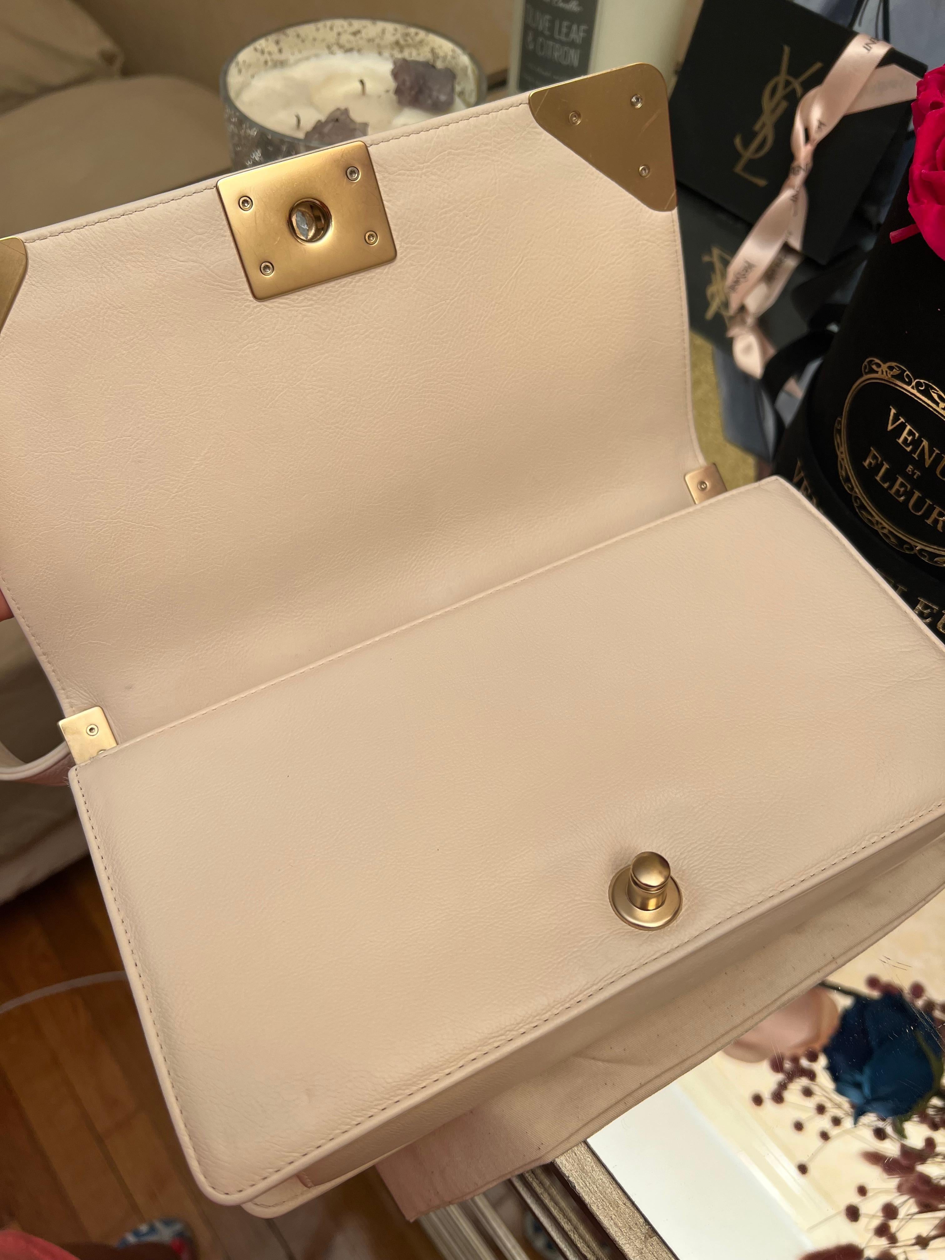 Chanel Crema in pelle di vitello Chateau Versailles Old Medium Boy Bag Hardware oro, 2013 in vendita 9